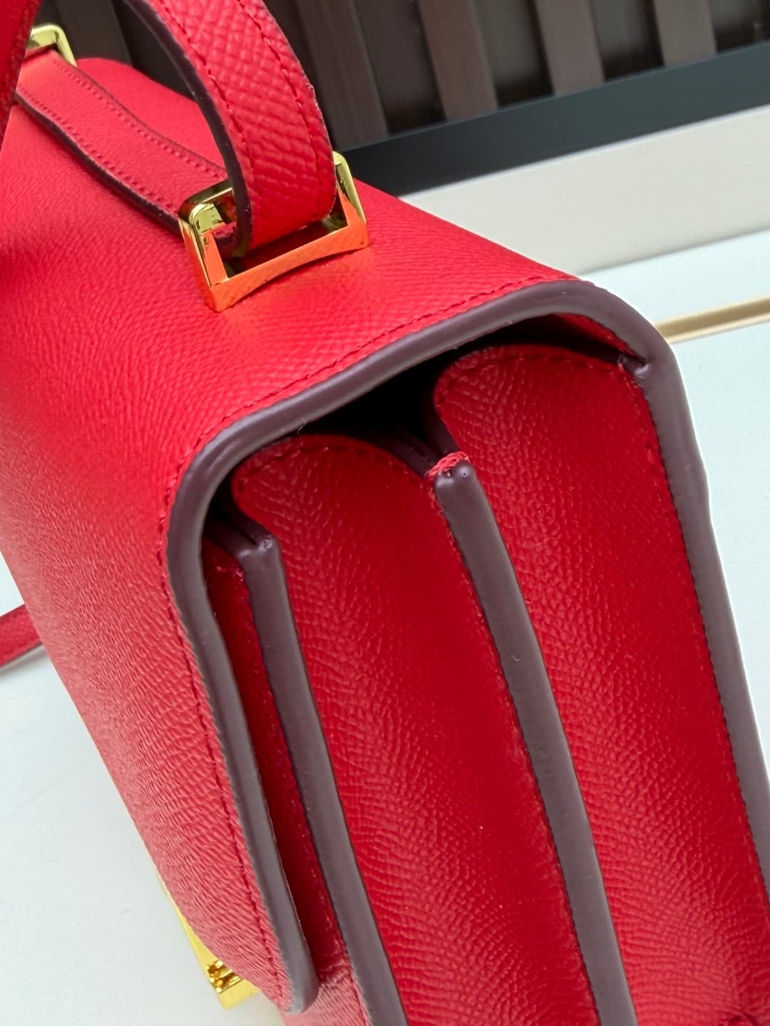 C4780 The flight attendant’s bag is a small size 💰. This Hermès Kangkang bag is just like the “white moonlight” in my mind. The color is extremely gentle. The shape of the bag is elegant. I usually pair it with light-colored clothes – wear it with a coat  — image 6