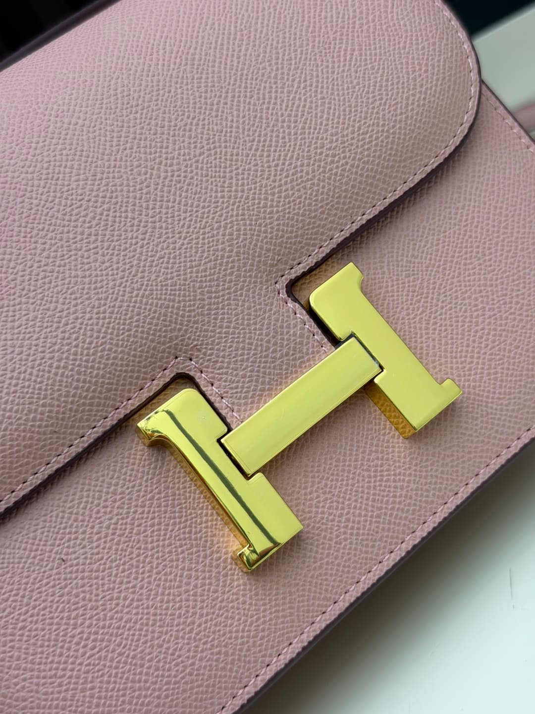 C4779 The flight attendant’s bag is small size💰 I really love this Hermès Kangkang bag – it’s like the white moon in my heart. The color is extremely gentle. The shape of the bag is elegant. I usually wear it with light-colored clothes: a coat in winter,  — image 5
