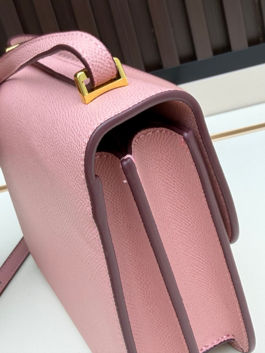 C4779 The flight attendant’s bag is small size💰 I really love this Hermès Kangkang bag – it’s like the white moon in my heart. The color is extremely gentle. The shape of the bag is elegant. I usually wear it with light-colored clothes: a coat in winter,  — image 6