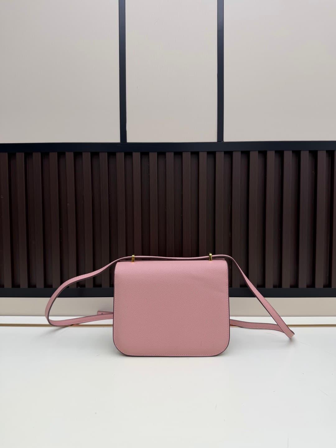 C4779 The flight attendant’s bag is small size💰 I really love this Hermès Kangkang bag – it’s like the white moon in my heart. The color is extremely gentle. The shape of the bag is elegant. I usually wear it with light-colored clothes: a coat in winter,  — image 2