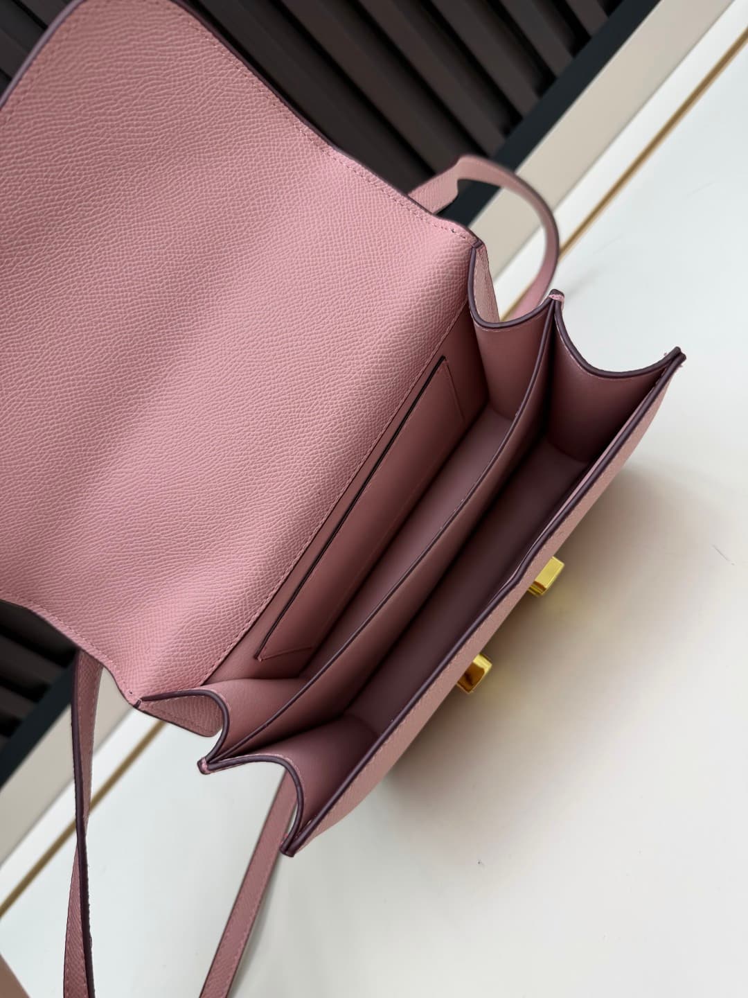 C4779 The flight attendant’s bag is small size💰 I really love this Hermès Kangkang bag – it’s like the white moon in my heart. The color is extremely gentle. The shape of the bag is elegant. I usually wear it with light-colored clothes: a coat in winter,  — image 7