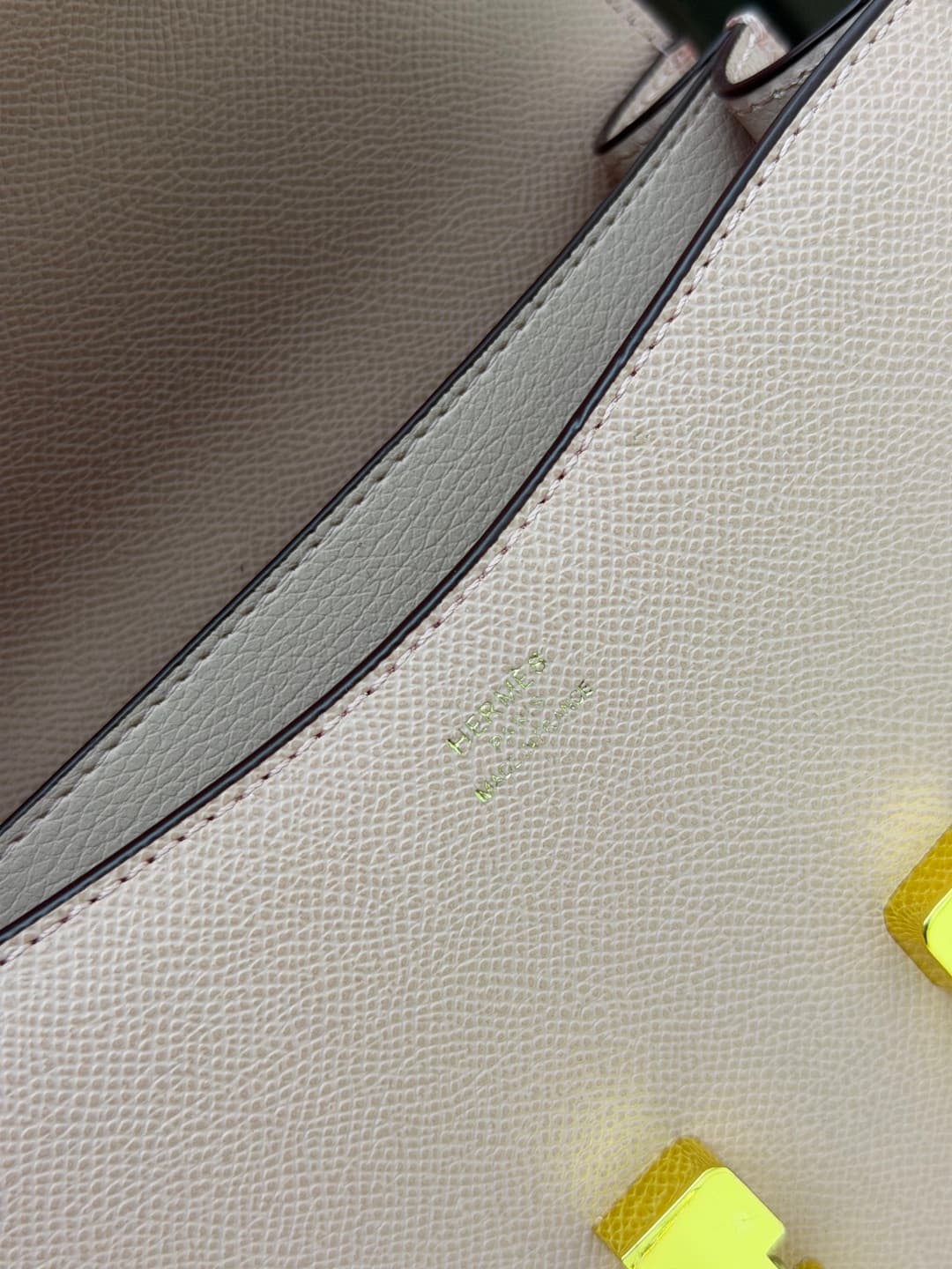 C4779 The flight attendant’s bag is small size💰 I really love this Hermès Kangkang bag – it’s like the white moon in my heart. The color is extremely gentle. The shape of the bag is elegant. I usually wear it with light-colored clothes: a coat in winter,  — image 8