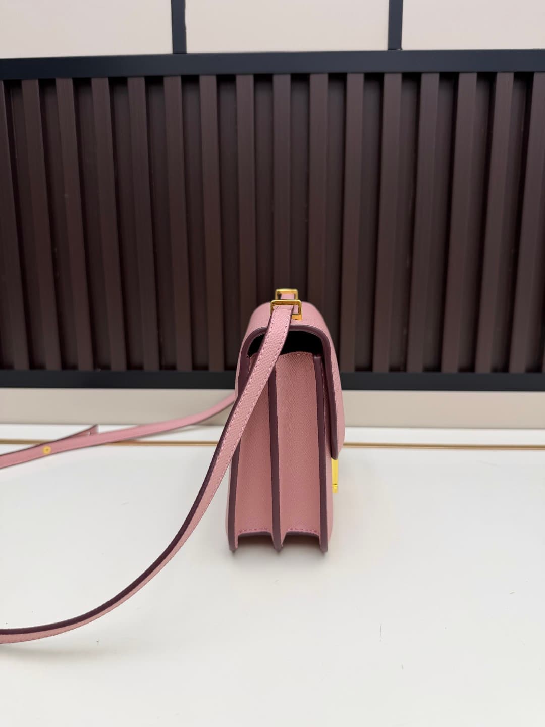 C4779 The flight attendant’s bag is small size💰 I really love this Hermès Kangkang bag – it’s like the white moon in my heart. The color is extremely gentle. The shape of the bag is elegant. I usually wear it with light-colored clothes: a coat in winter,  — image 3