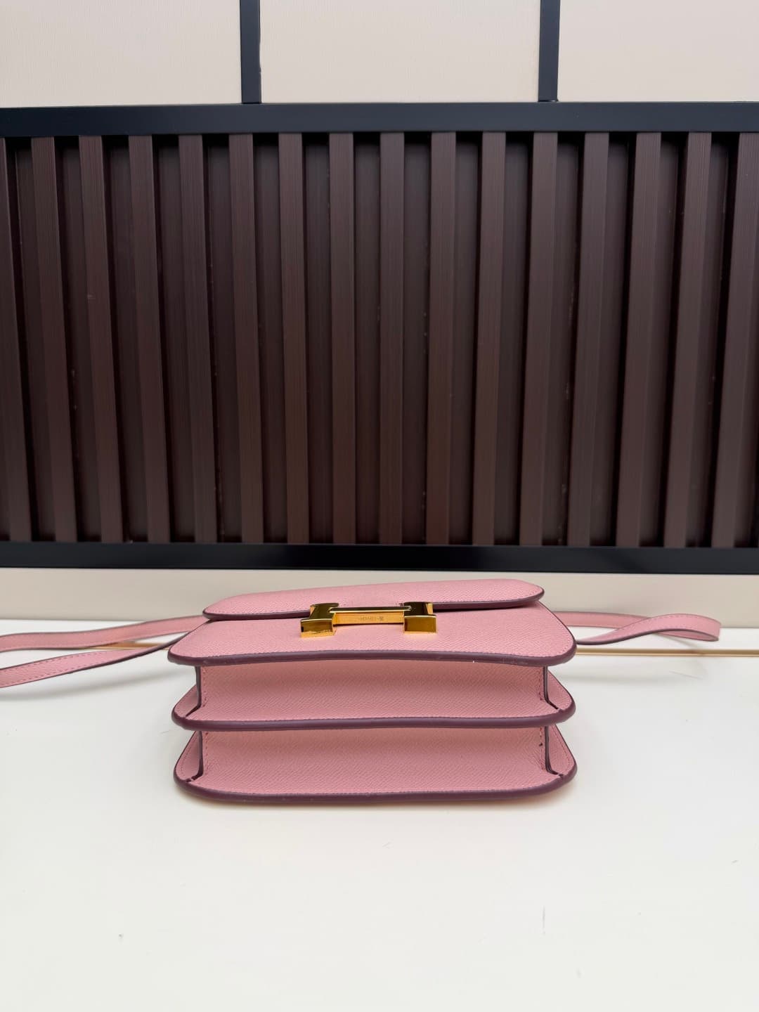 C4779 The flight attendant’s bag is small size💰 I really love this Hermès Kangkang bag – it’s like the white moon in my heart. The color is extremely gentle. The shape of the bag is elegant. I usually wear it with light-colored clothes: a coat in winter,  — image 4