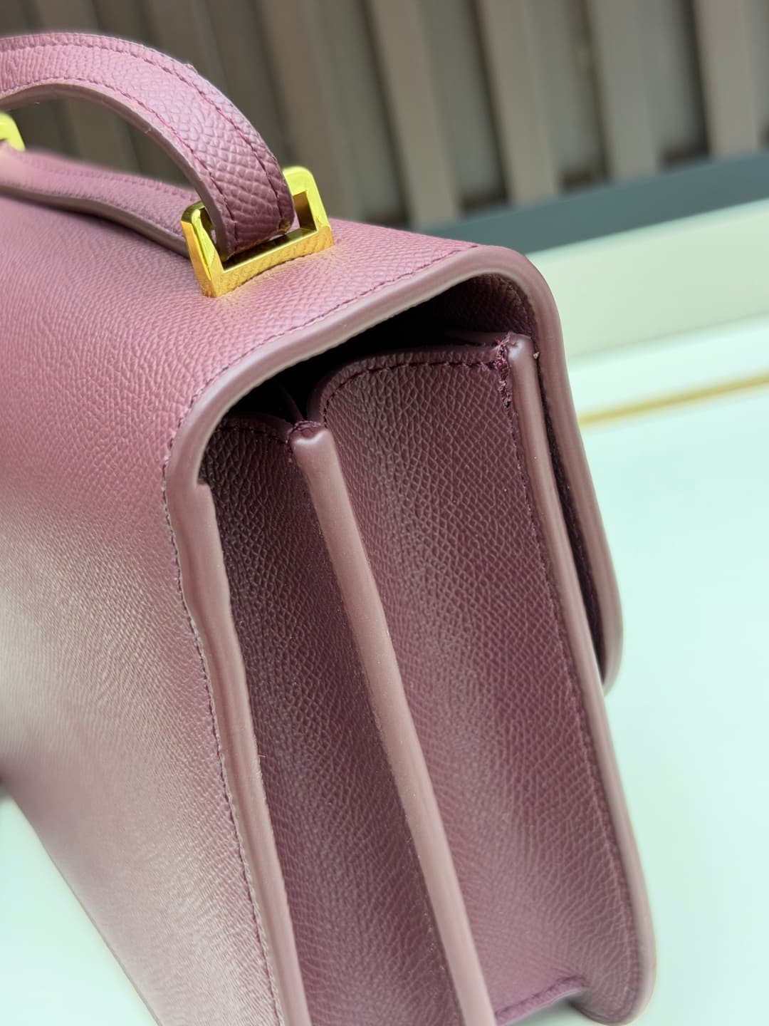 C4778 The flight attendant’s bag is a small size💰 I really love this Hermès Kangkang bag – it’s just the perfect “white moonlight” in my mind. The color is extremely gentle. The shape of the bag is very elegant. I usually pair it with light-colored clothe — image 6