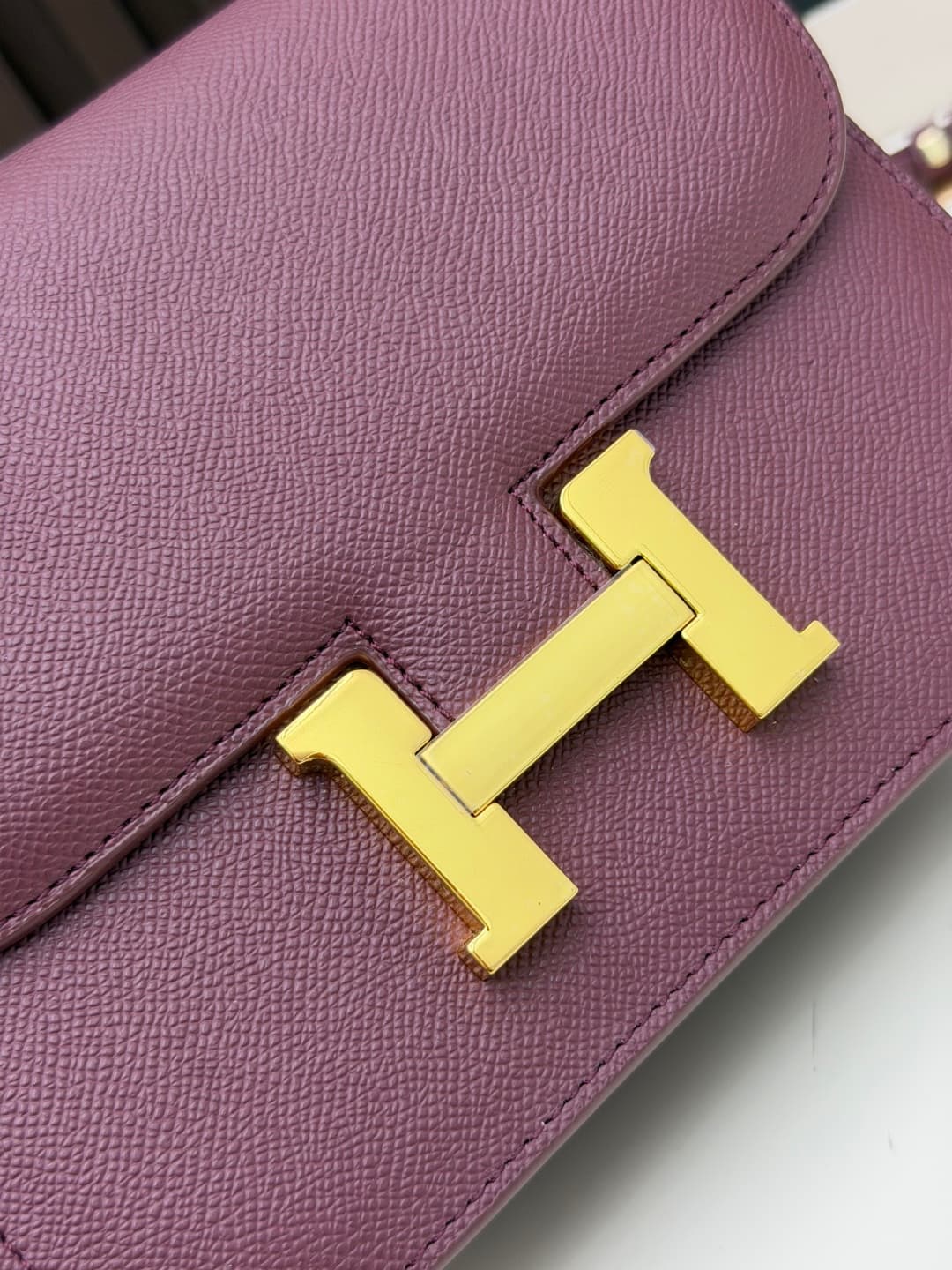 C4778 The flight attendant’s bag is a small size💰 I really love this Hermès Kangkang bag – it’s just the perfect “white moonlight” in my mind. The color is extremely gentle. The shape of the bag is very elegant. I usually pair it with light-colored clothe — image 5