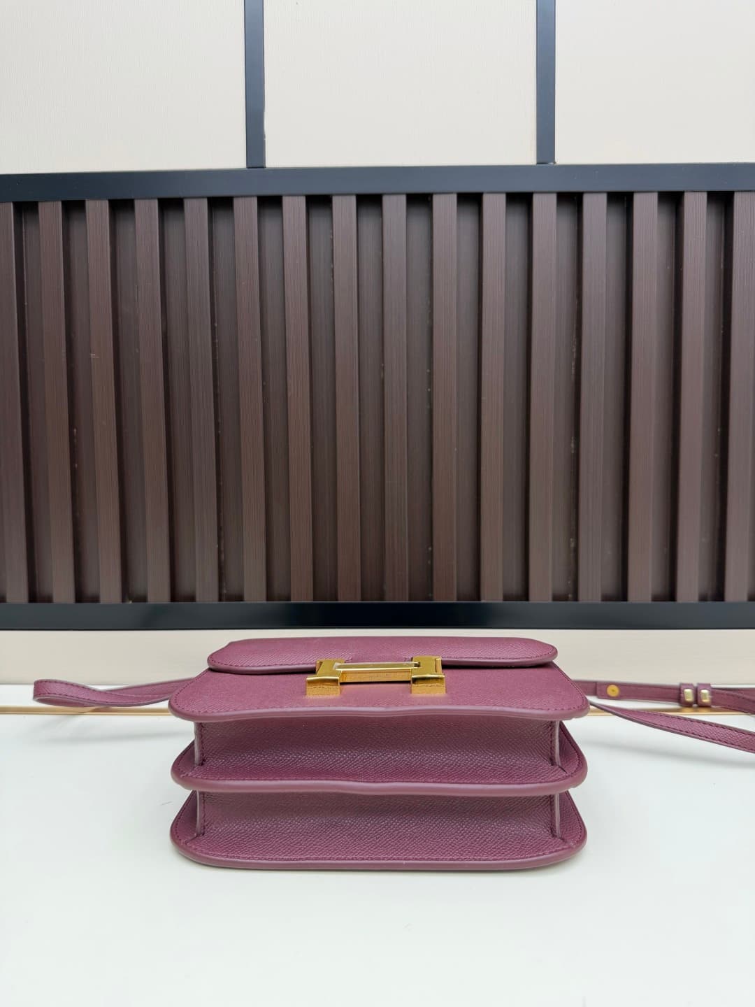 C4778 The flight attendant’s bag is a small size💰 I really love this Hermès Kangkang bag – it’s just the perfect “white moonlight” in my mind. The color is extremely gentle. The shape of the bag is very elegant. I usually pair it with light-colored clothe — image 4