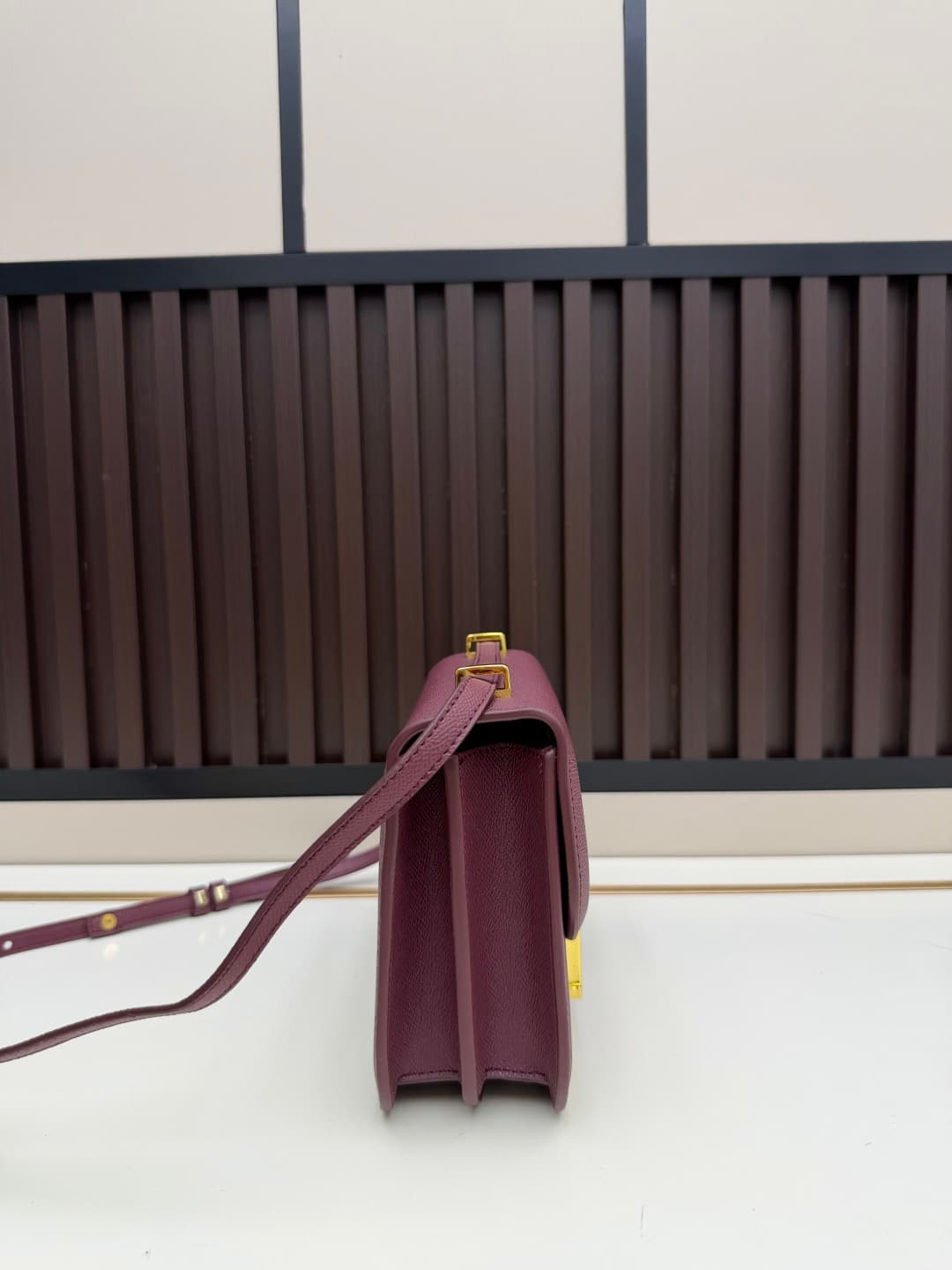 C4778 The flight attendant’s bag is a small size💰 I really love this Hermès Kangkang bag – it’s just the perfect “white moonlight” in my mind. The color is extremely gentle. The shape of the bag is very elegant. I usually pair it with light-colored clothe — image 3