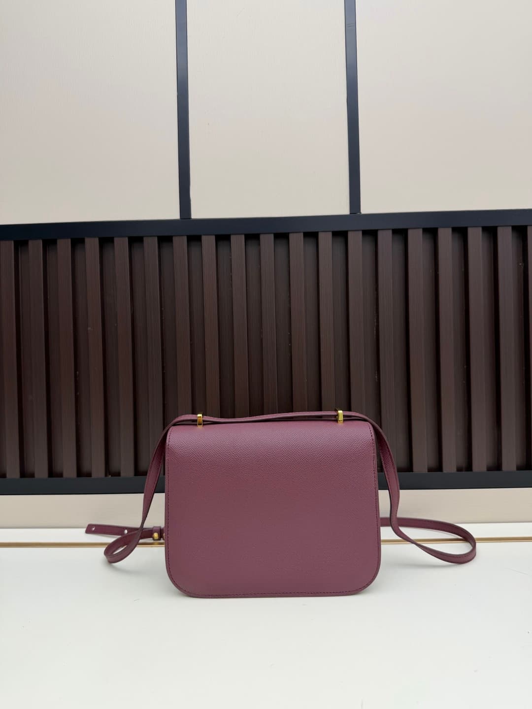 C4778 The flight attendant’s bag is a small size💰 I really love this Hermès Kangkang bag – it’s just the perfect “white moonlight” in my mind. The color is extremely gentle. The shape of the bag is very elegant. I usually pair it with light-colored clothe — image 2