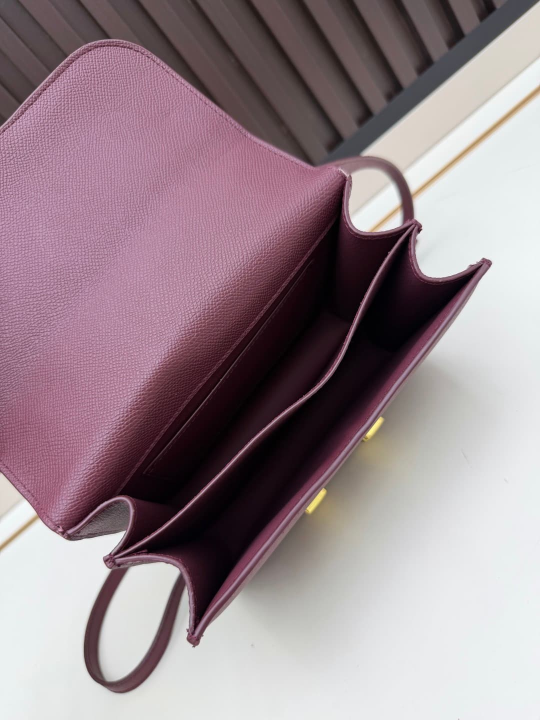 C4778 The flight attendant’s bag is a small size💰 I really love this Hermès Kangkang bag – it’s just the perfect “white moonlight” in my mind. The color is extremely gentle. The shape of the bag is very elegant. I usually pair it with light-colored clothe — image 7