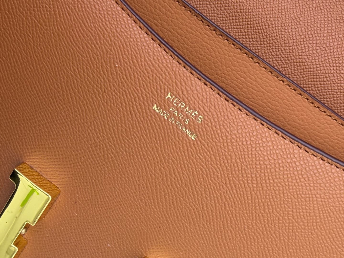 C4775 The flight attendant’s large-sized bag💰 – this Hermès Kangkang bag is just like the “white moonlight” in my mind. The color is extremely gentle. The shape of the bag is very elegant. I usually pair it with light-colored clothes: wear it with a coat  — image 8