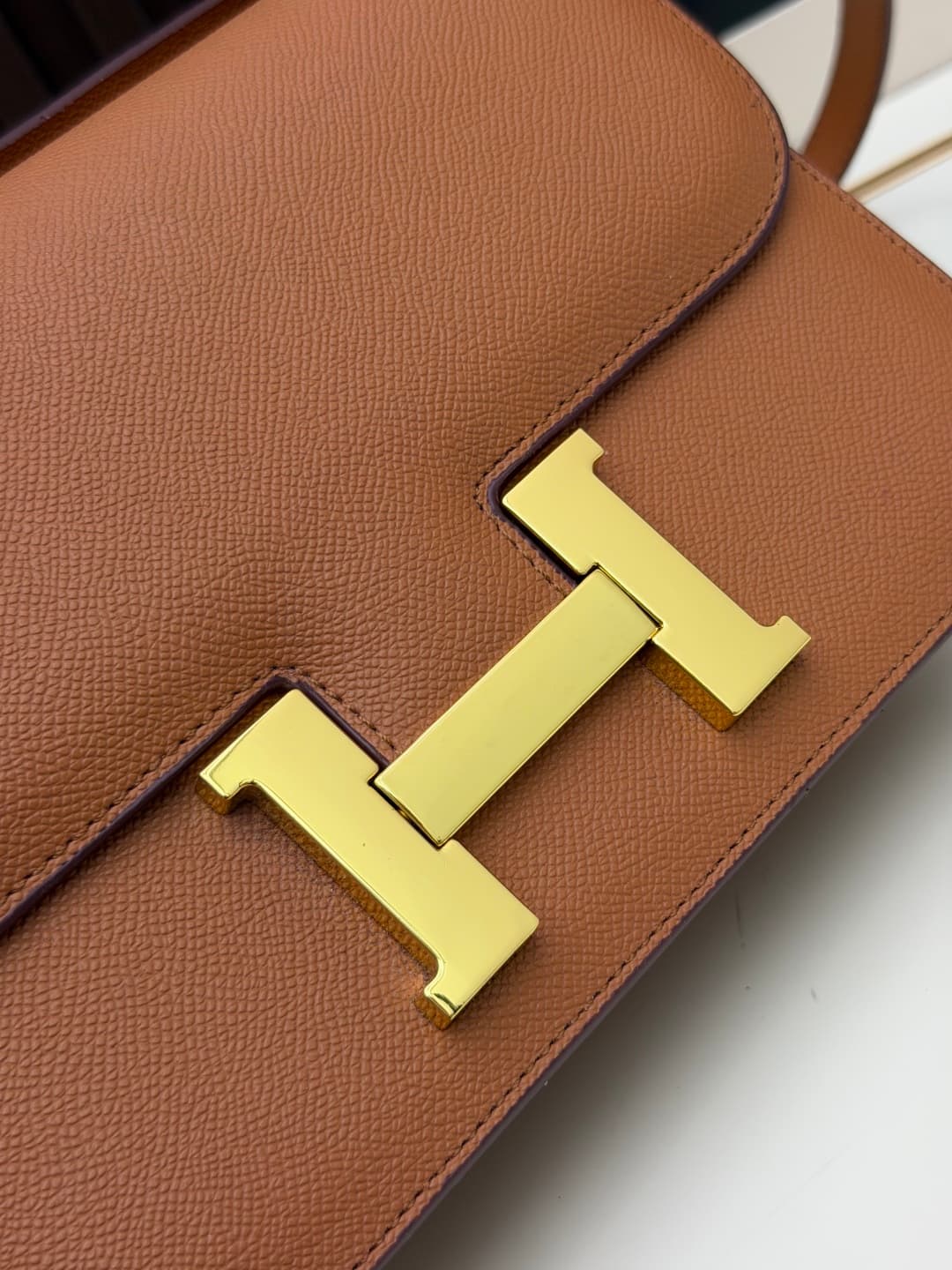 C4775 The flight attendant’s large-sized bag💰 – this Hermès Kangkang bag is just like the “white moonlight” in my mind. The color is extremely gentle. The shape of the bag is very elegant. I usually pair it with light-colored clothes: wear it with a coat  — image 5