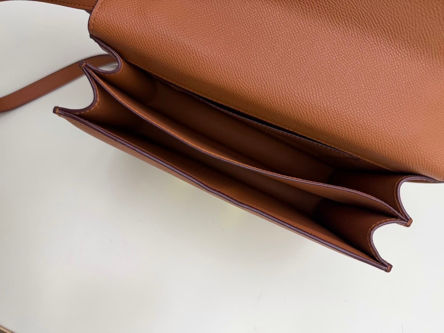 C4775 The flight attendant’s large-sized bag💰 – this Hermès Kangkang bag is just like the “white moonlight” in my mind. The color is extremely gentle. The shape of the bag is very elegant. I usually pair it with light-colored clothes: wear it with a coat  — image 7