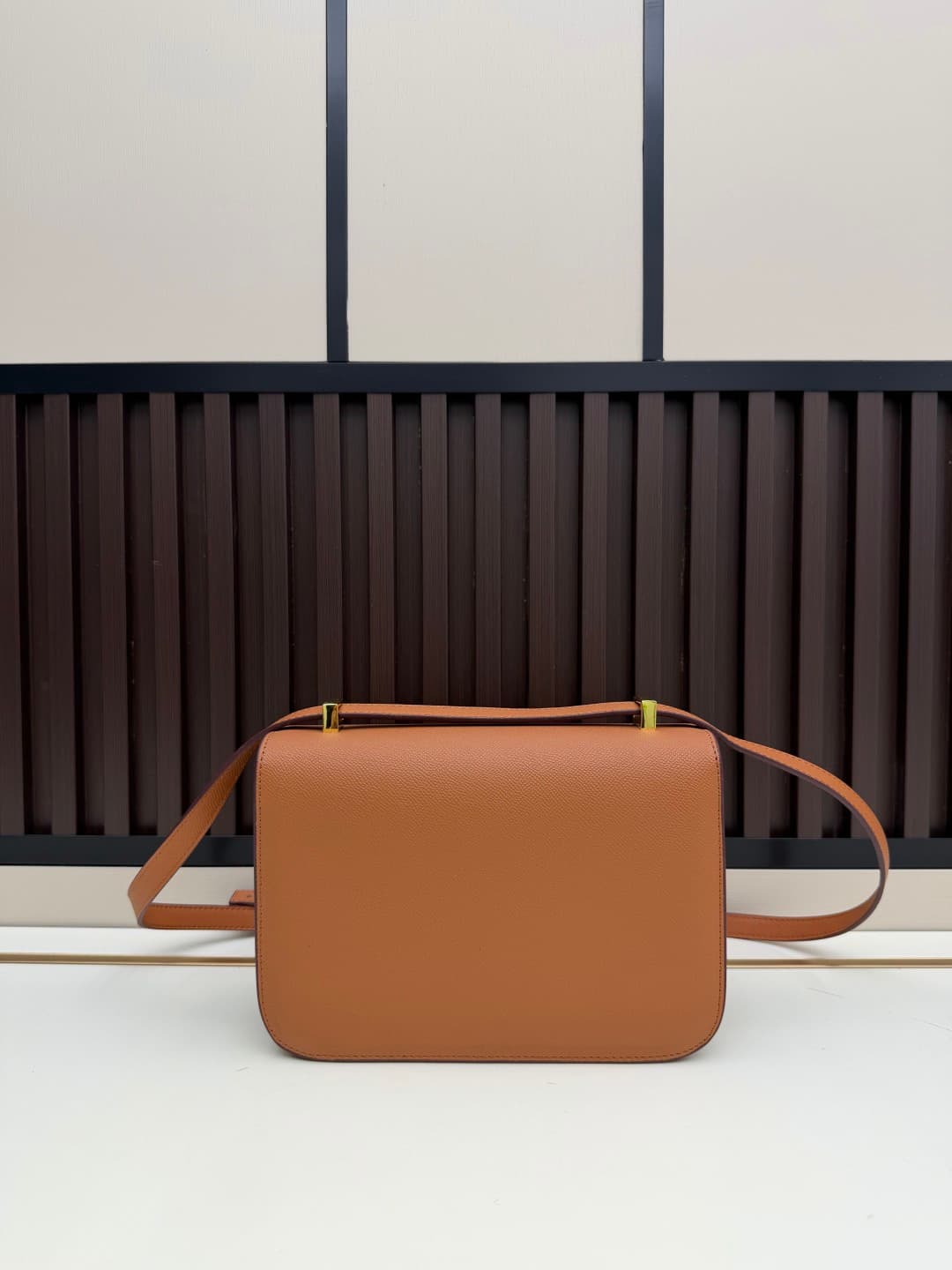 C4775 The flight attendant’s large-sized bag💰 – this Hermès Kangkang bag is just like the “white moonlight” in my mind. The color is extremely gentle. The shape of the bag is very elegant. I usually pair it with light-colored clothes: wear it with a coat  — image 2