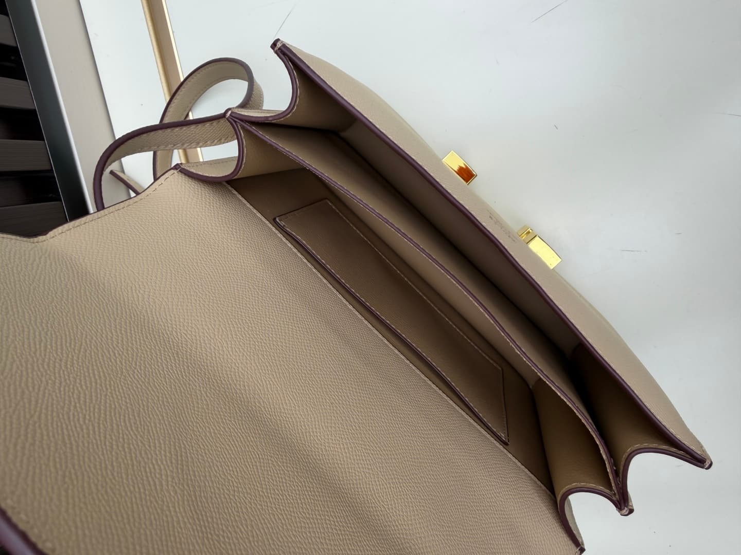 C4774 The flight attendant’s large-sized bag💰 – this Hermès Kangkang bag is simply the perfect accessory. Its color is extremely gentle; the design is elegant. I usually wear it with light-colored clothes: a coat in winter, or a down jacket, and light-col — image 7