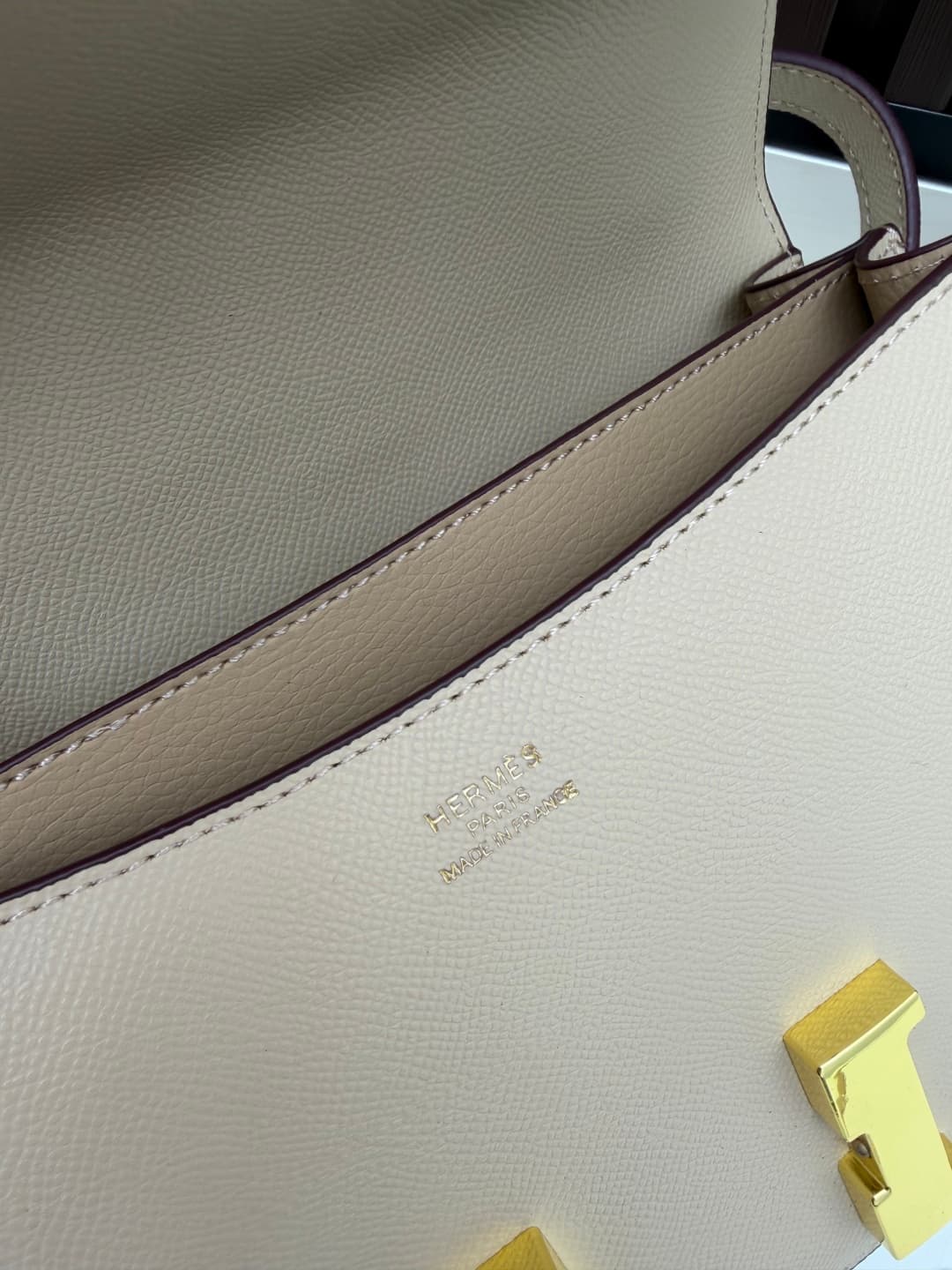 C4774 The flight attendant’s large-sized bag💰 – this Hermès Kangkang bag is simply the perfect accessory. Its color is extremely gentle; the design is elegant. I usually wear it with light-colored clothes: a coat in winter, or a down jacket, and light-col — image 8