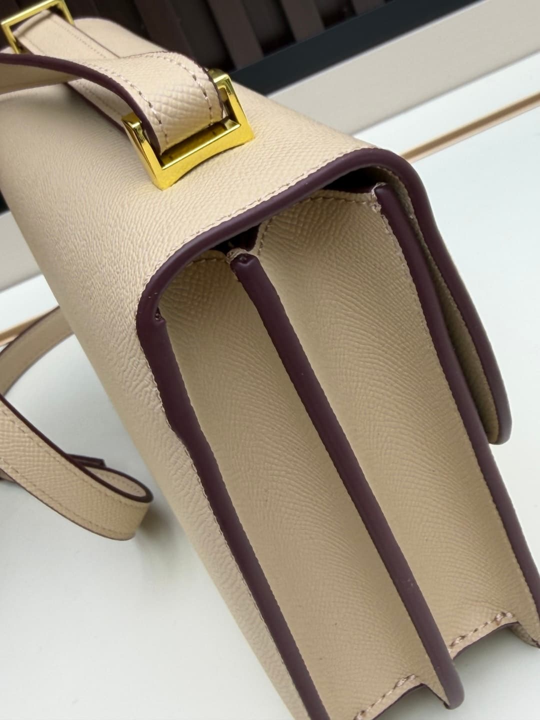 C4774 The flight attendant’s large-sized bag💰 – this Hermès Kangkang bag is simply the perfect accessory. Its color is extremely gentle; the design is elegant. I usually wear it with light-colored clothes: a coat in winter, or a down jacket, and light-col — image 6