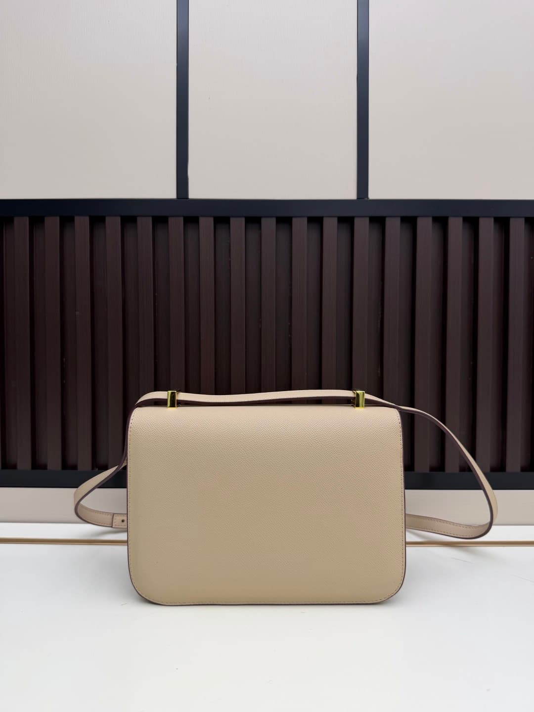 C4774 The flight attendant’s large-sized bag💰 – this Hermès Kangkang bag is simply the perfect accessory. Its color is extremely gentle; the design is elegant. I usually wear it with light-colored clothes: a coat in winter, or a down jacket, and light-col — image 2