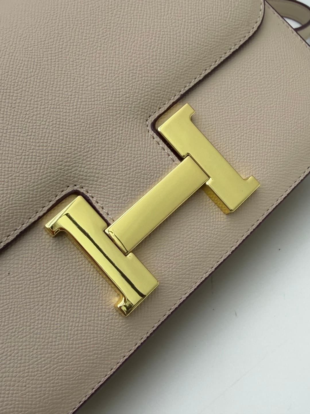 C4774 The flight attendant’s large-sized bag💰 – this Hermès Kangkang bag is simply the perfect accessory. Its color is extremely gentle; the design is elegant. I usually wear it with light-colored clothes: a coat in winter, or a down jacket, and light-col — image 5