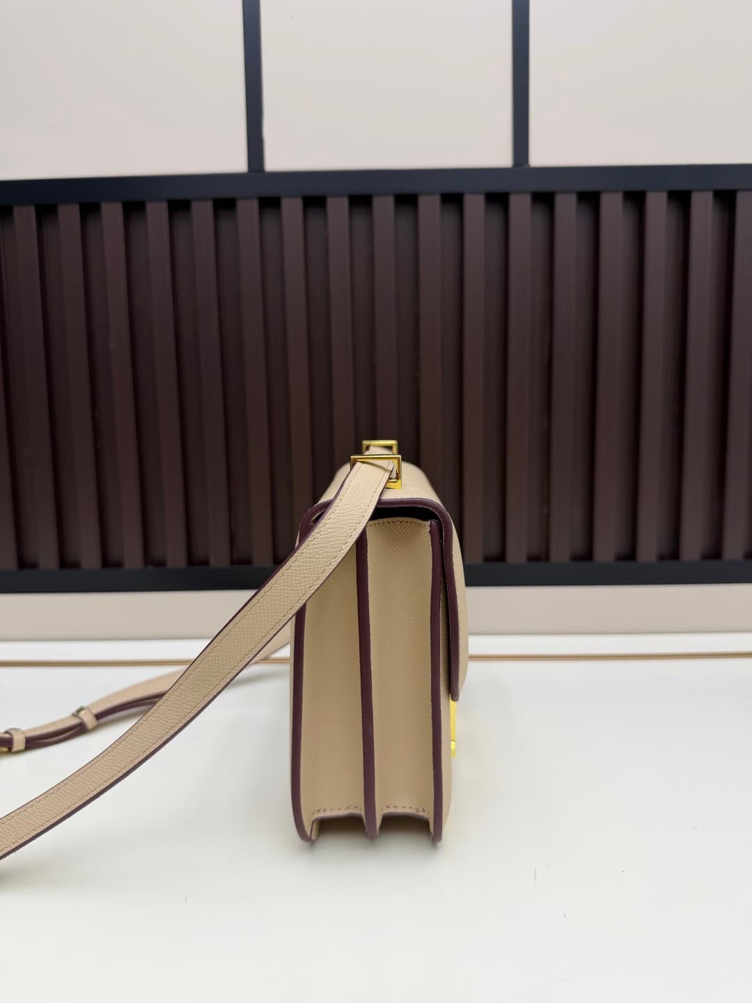 C4774 The flight attendant’s large-sized bag💰 – this Hermès Kangkang bag is simply the perfect accessory. Its color is extremely gentle; the design is elegant. I usually wear it with light-colored clothes: a coat in winter, or a down jacket, and light-col — image 3