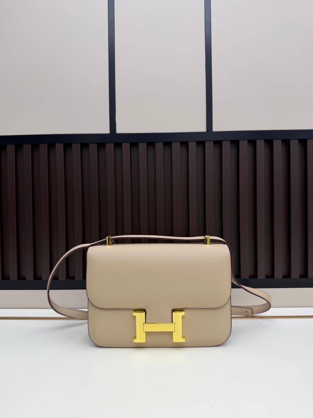 C4763 The flight attendant’s large-sized bag…💰 This Hermès Kangkang bag is simply the “white moonlight” in my mind. The color is extremely gentle. The shape of the bag is elegant and stylish. I usually wear it with light-colored clothes – a coat in winter — image 3