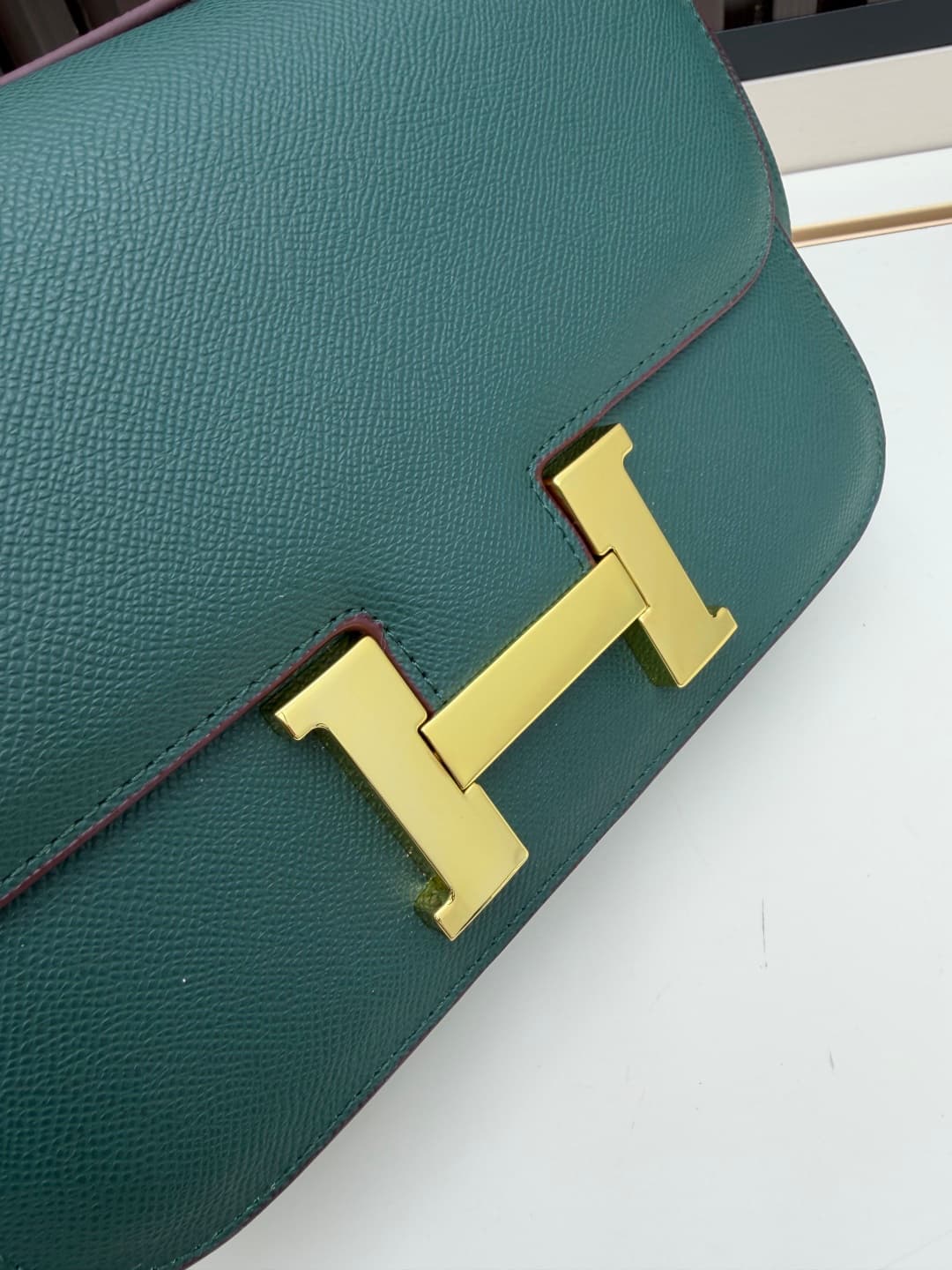 C4773 The flight attendant’s large-sized bag💰 – this Hermès Kangkang bag is simply the perfect “white moonlight” in my mind. The color is extremely gentle. The shape of the bag is elegant and stylish. I usually pair it with light-colored clothes: wear it  — image 4