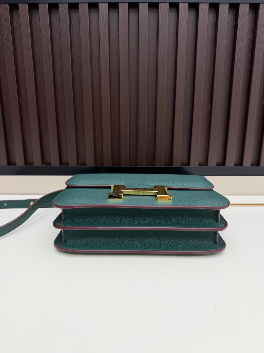C4773 The flight attendant’s large-sized bag💰 – this Hermès Kangkang bag is simply the perfect “white moonlight” in my mind. The color is extremely gentle. The shape of the bag is elegant and stylish. I usually pair it with light-colored clothes: wear it  — image 5