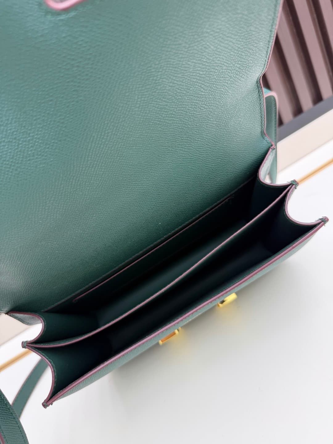 C4773 The flight attendant’s large-sized bag💰 – this Hermès Kangkang bag is simply the perfect “white moonlight” in my mind. The color is extremely gentle. The shape of the bag is elegant and stylish. I usually pair it with light-colored clothes: wear it  — image 7