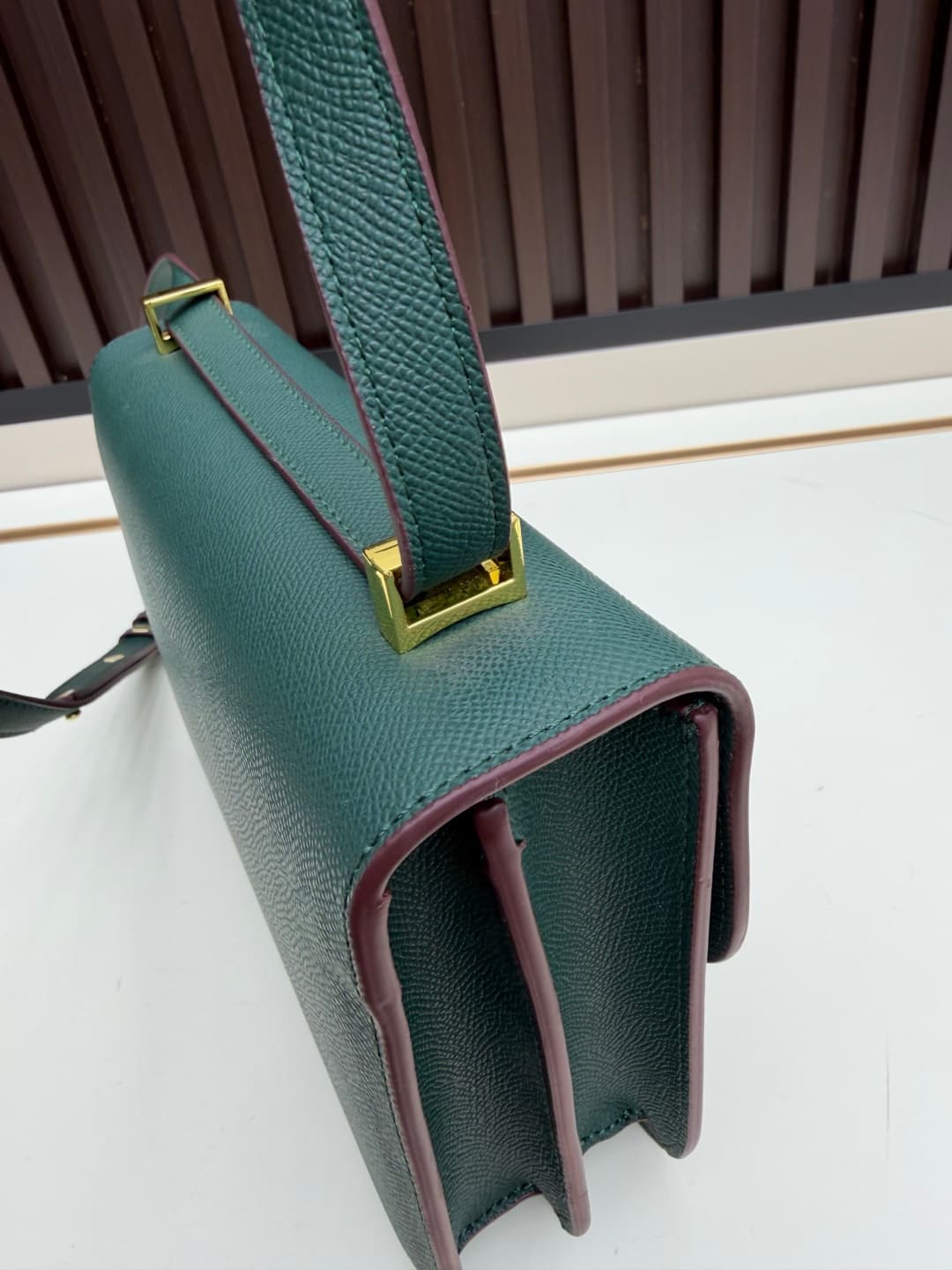 C4773 The flight attendant’s large-sized bag💰 – this Hermès Kangkang bag is simply the perfect “white moonlight” in my mind. The color is extremely gentle. The shape of the bag is elegant and stylish. I usually pair it with light-colored clothes: wear it  — image 6