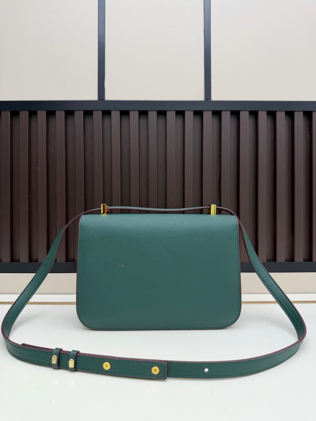 C4773 The flight attendant’s large-sized bag💰 – this Hermès Kangkang bag is simply the perfect “white moonlight” in my mind. The color is extremely gentle. The shape of the bag is elegant and stylish. I usually pair it with light-colored clothes: wear it  — image 3
