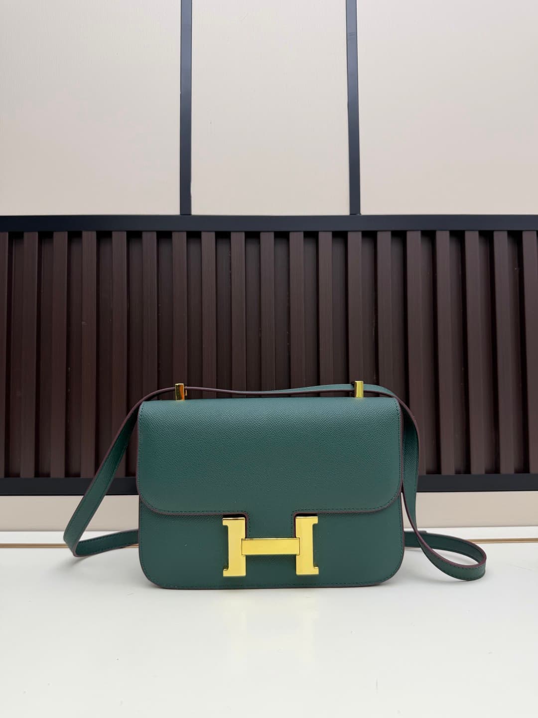 C4763 The flight attendant’s large-sized bag…💰 This Hermès Kangkang bag is simply the “white moonlight” in my mind. The color is extremely gentle. The shape of the bag is elegant and stylish. I usually wear it with light-colored clothes – a coat in winter — image 4