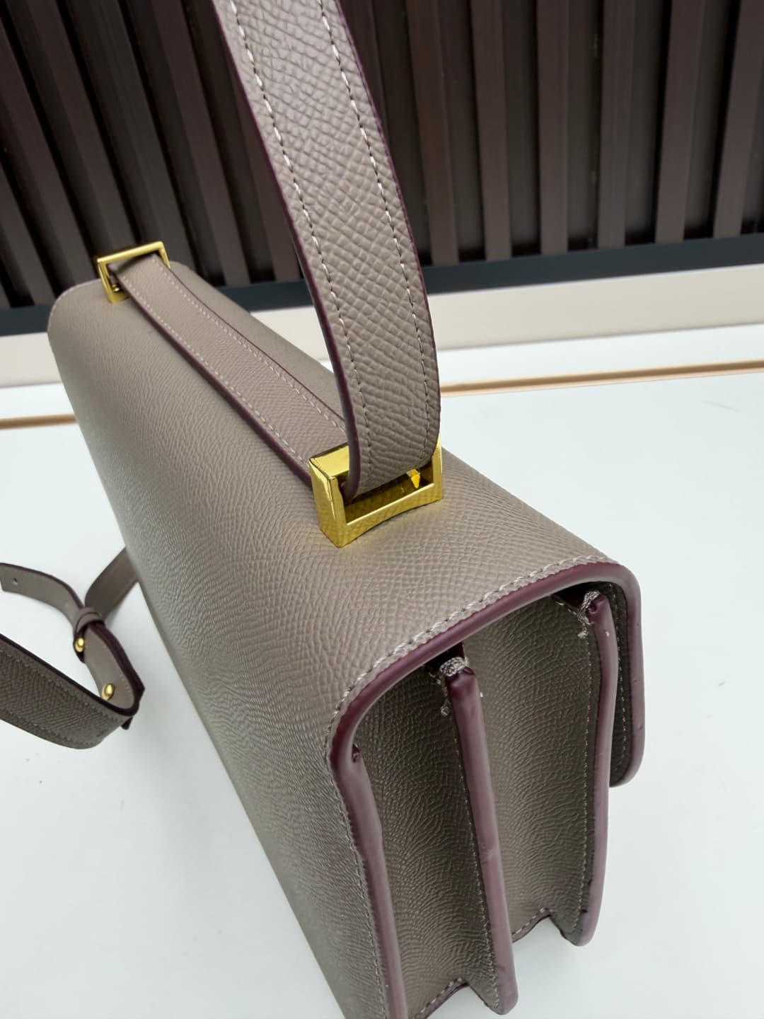 C4772 The flight attendant’s large-sized bag💰 – this Hermès Kangkang bag is just the perfect “white moonlight” in my mind. The color is extremely gentle. The shape of the bag is elegant and stylish. I usually pair it with light-colored clothes: wear it wi — image 6