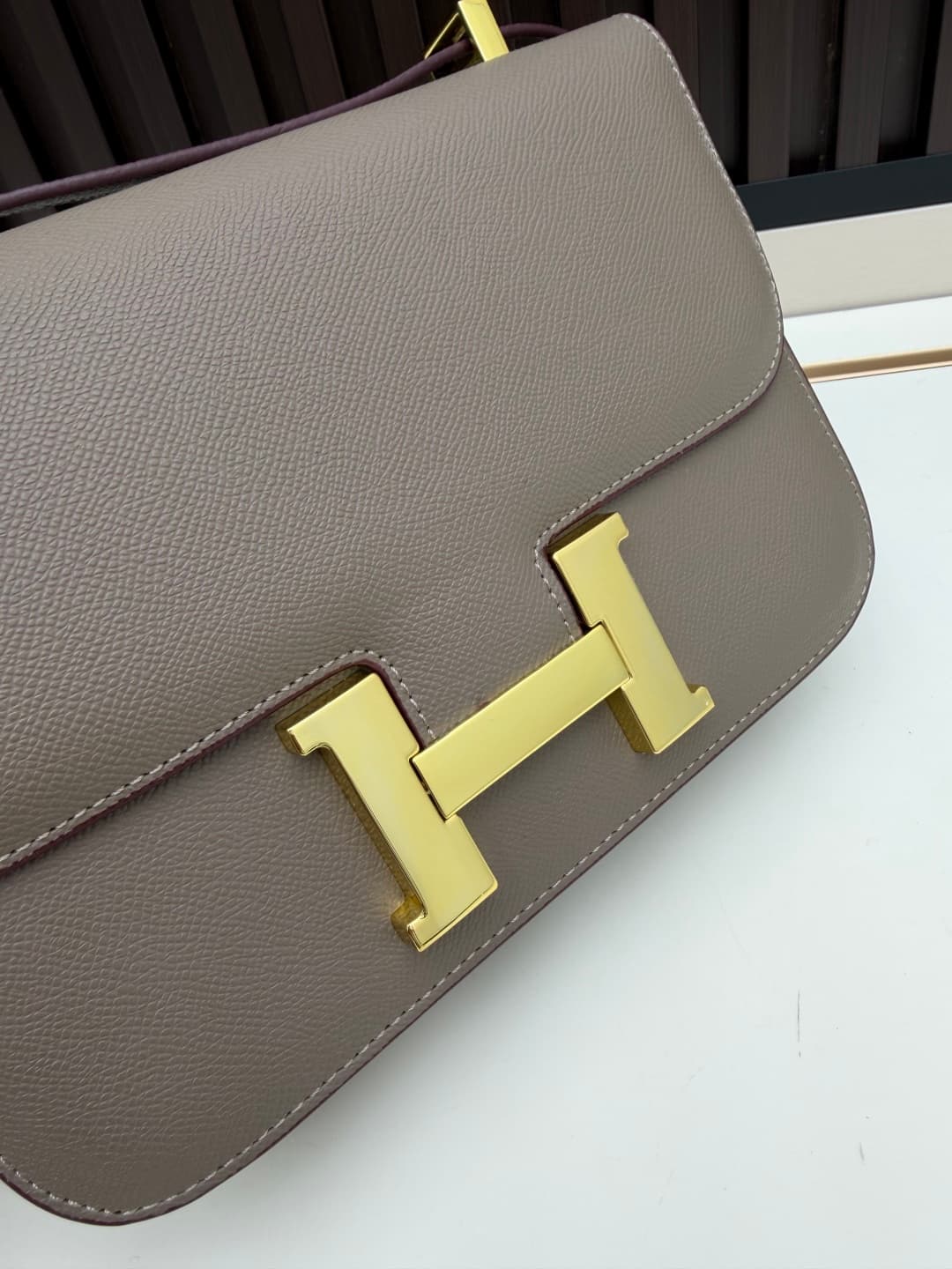 C4772 The flight attendant’s large-sized bag💰 – this Hermès Kangkang bag is just the perfect “white moonlight” in my mind. The color is extremely gentle. The shape of the bag is elegant and stylish. I usually pair it with light-colored clothes: wear it wi — image 4