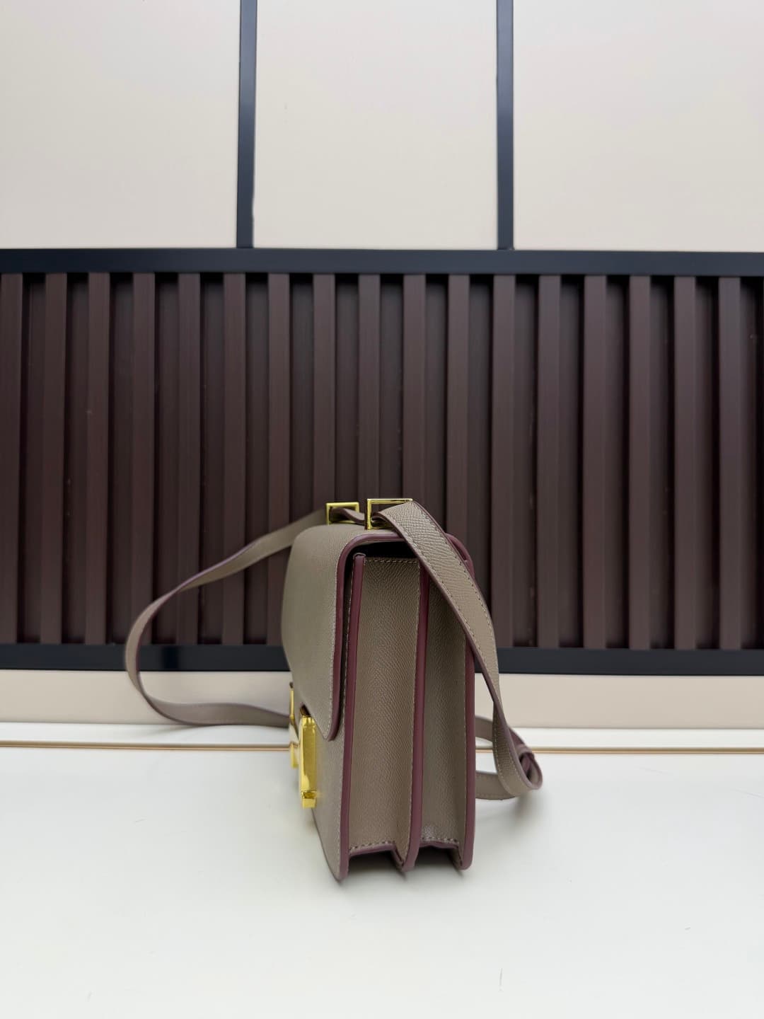 C4772 The flight attendant’s large-sized bag💰 – this Hermès Kangkang bag is just the perfect “white moonlight” in my mind. The color is extremely gentle. The shape of the bag is elegant and stylish. I usually pair it with light-colored clothes: wear it wi — image 2