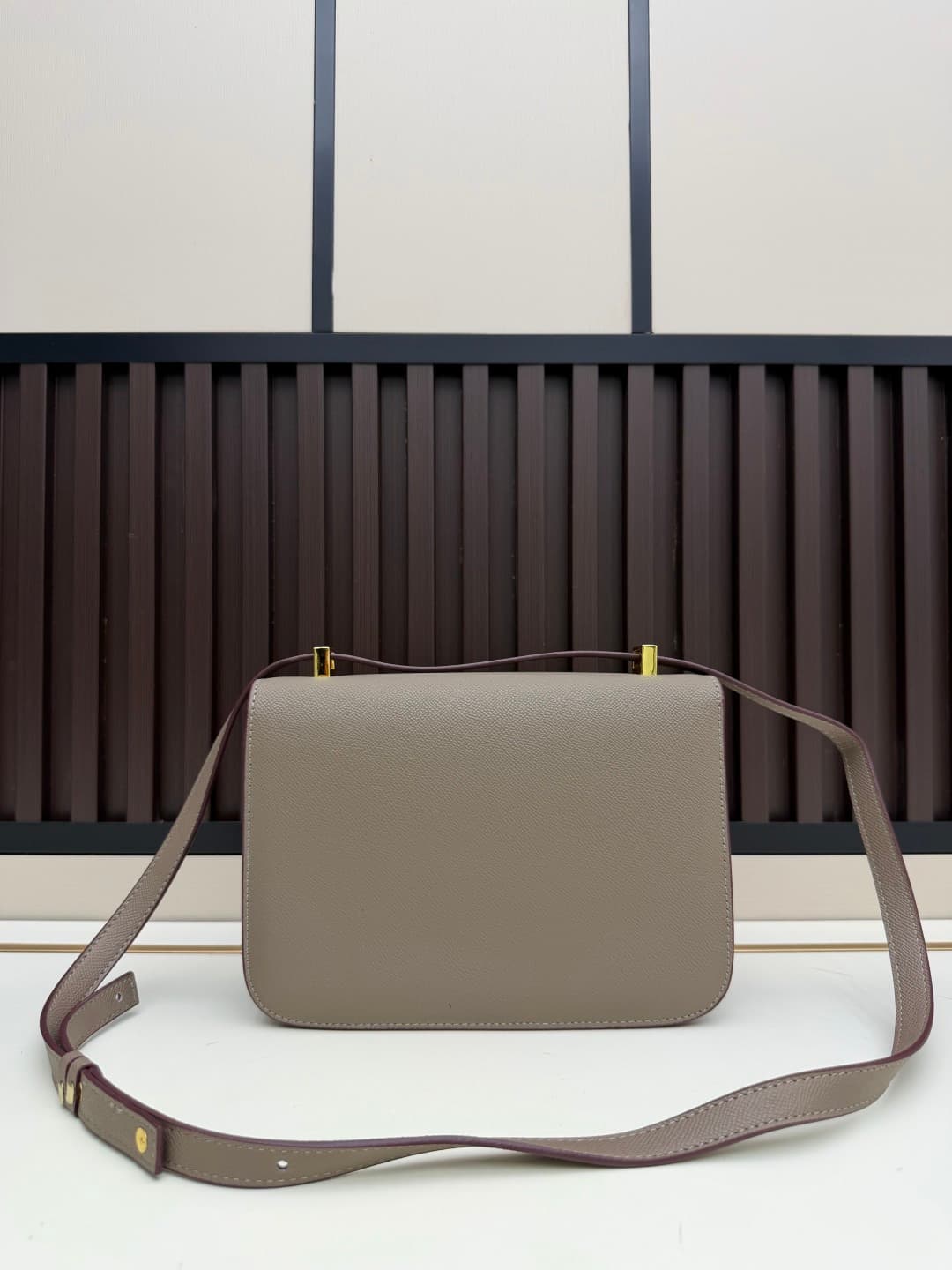 C4772 The flight attendant’s large-sized bag💰 – this Hermès Kangkang bag is just the perfect “white moonlight” in my mind. The color is extremely gentle. The shape of the bag is elegant and stylish. I usually pair it with light-colored clothes: wear it wi — image 3