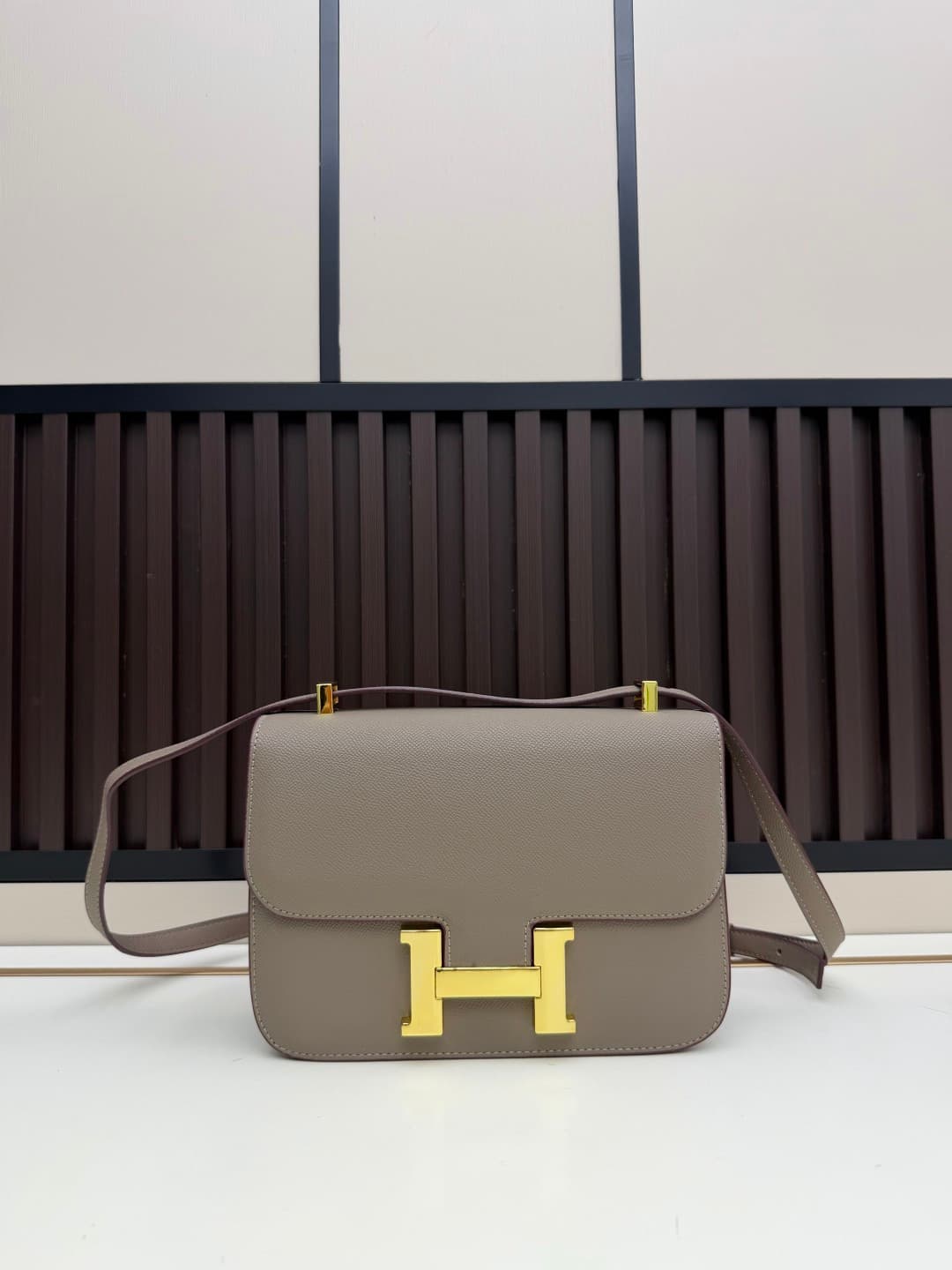 C4763 The flight attendant’s large-sized bag…💰 This Hermès Kangkang bag is simply the “white moonlight” in my mind. The color is extremely gentle. The shape of the bag is elegant and stylish. I usually wear it with light-colored clothes – a coat in winter — image 5