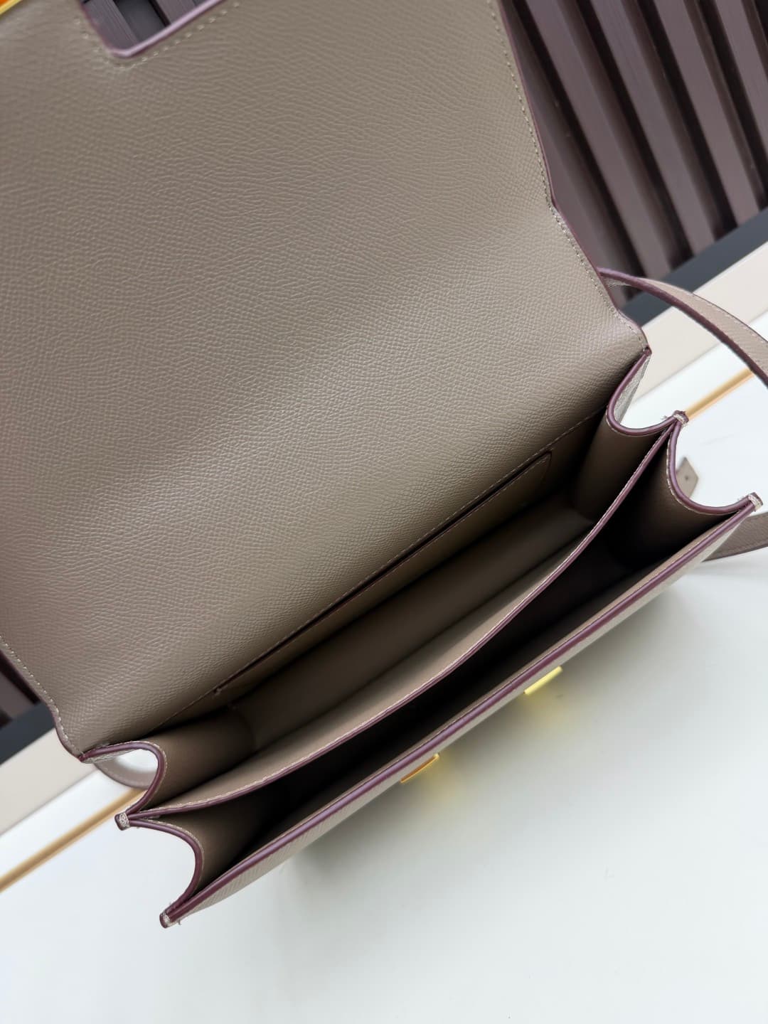 C4772 The flight attendant’s large-sized bag💰 – this Hermès Kangkang bag is just the perfect “white moonlight” in my mind. The color is extremely gentle. The shape of the bag is elegant and stylish. I usually pair it with light-colored clothes: wear it wi — image 7