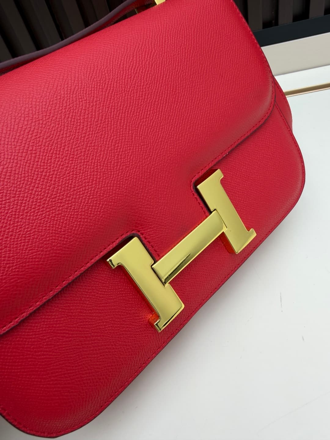 C4770 The flight attendant’s large-sized bag💰 – this Hermès Kangkang bag is just like the white moon in my mind. The color is extremely gentle. The shape of the bag is very elegant. I usually wear it with light-colored clothes: a coat in winter, or a down — image 4