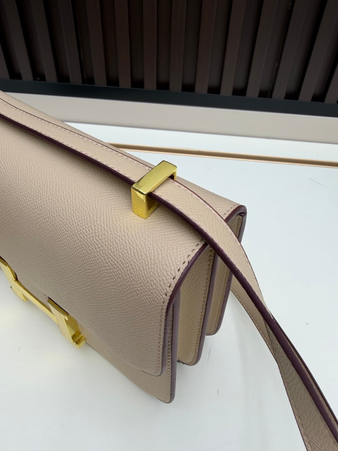 C4769 The flight attendant’s large-sized bag💰 – this Hermès Kangkang bag is simply the perfect “white moonlight” in my mind. The color is extremely gentle; the shape of the bag is elegant. I usually wear it with light-colored clothes: a coat in winter, or — image 5