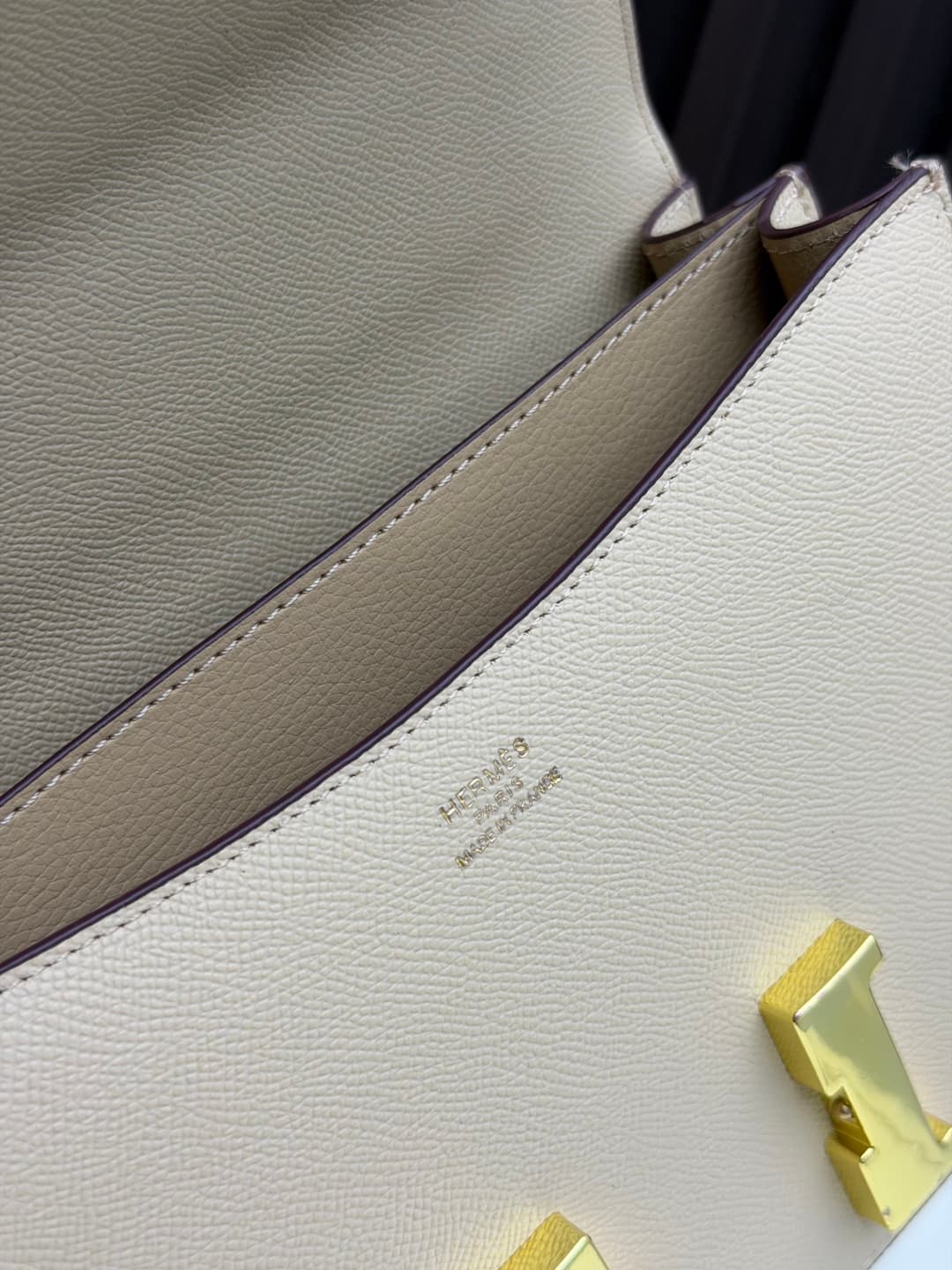 C4769 The flight attendant’s large-sized bag💰 – this Hermès Kangkang bag is simply the perfect “white moonlight” in my mind. The color is extremely gentle; the shape of the bag is elegant. I usually wear it with light-colored clothes: a coat in winter, or — image 8