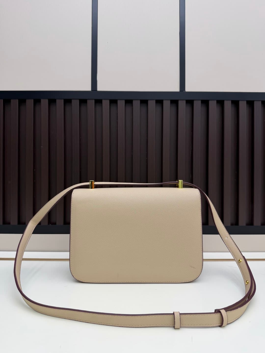 C4769 The flight attendant’s large-sized bag💰 – this Hermès Kangkang bag is simply the perfect “white moonlight” in my mind. The color is extremely gentle; the shape of the bag is elegant. I usually wear it with light-colored clothes: a coat in winter, or — image 3