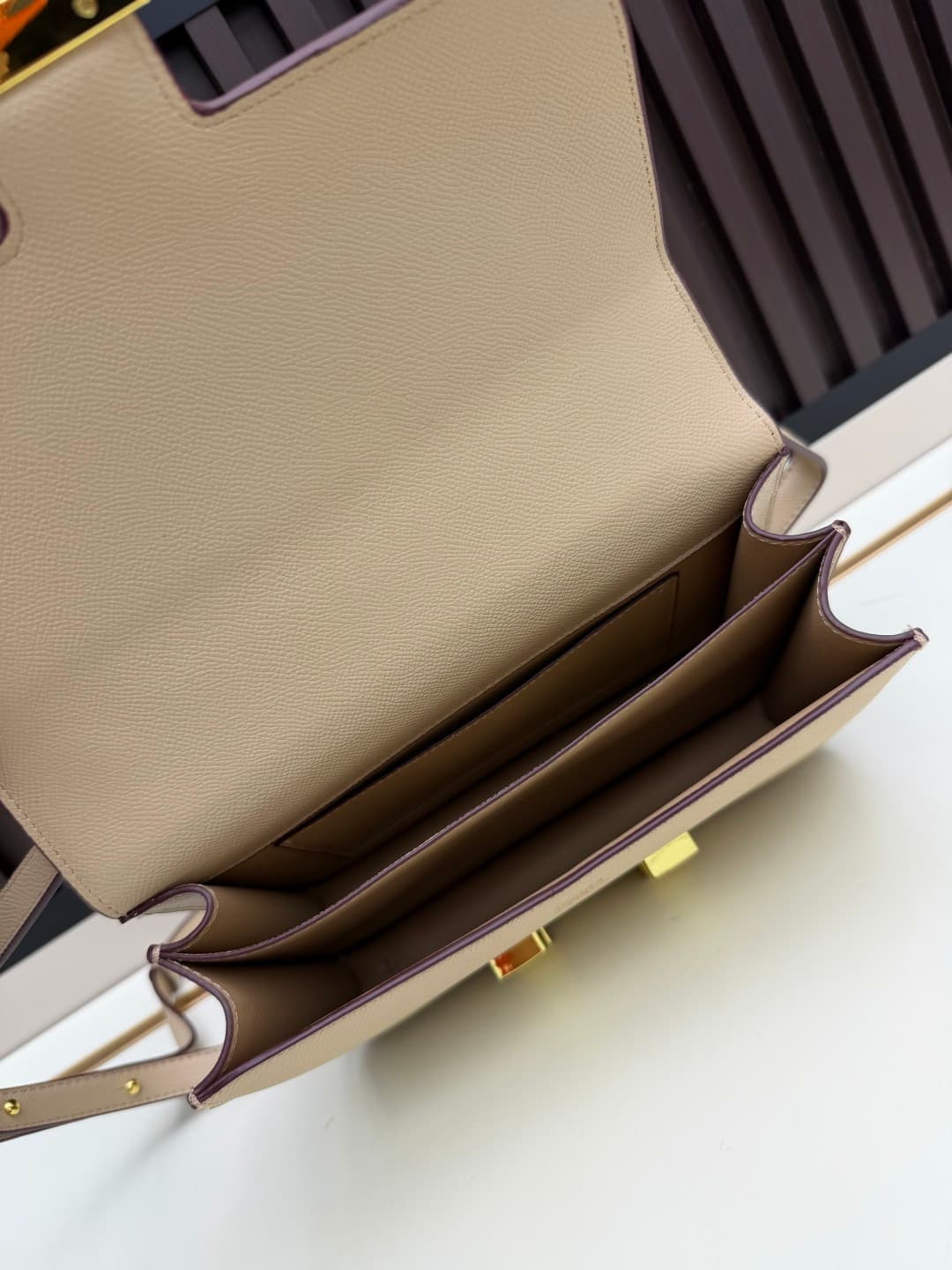 C4769 The flight attendant’s large-sized bag💰 – this Hermès Kangkang bag is simply the perfect “white moonlight” in my mind. The color is extremely gentle; the shape of the bag is elegant. I usually wear it with light-colored clothes: a coat in winter, or — image 7