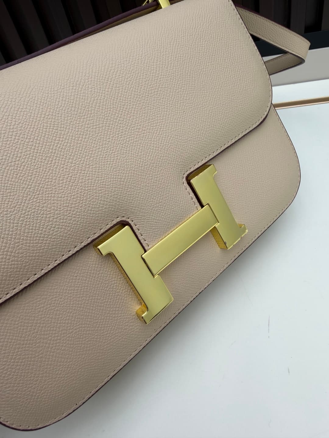 C4769 The flight attendant’s large-sized bag💰 – this Hermès Kangkang bag is simply the perfect “white moonlight” in my mind. The color is extremely gentle; the shape of the bag is elegant. I usually wear it with light-colored clothes: a coat in winter, or — image 4