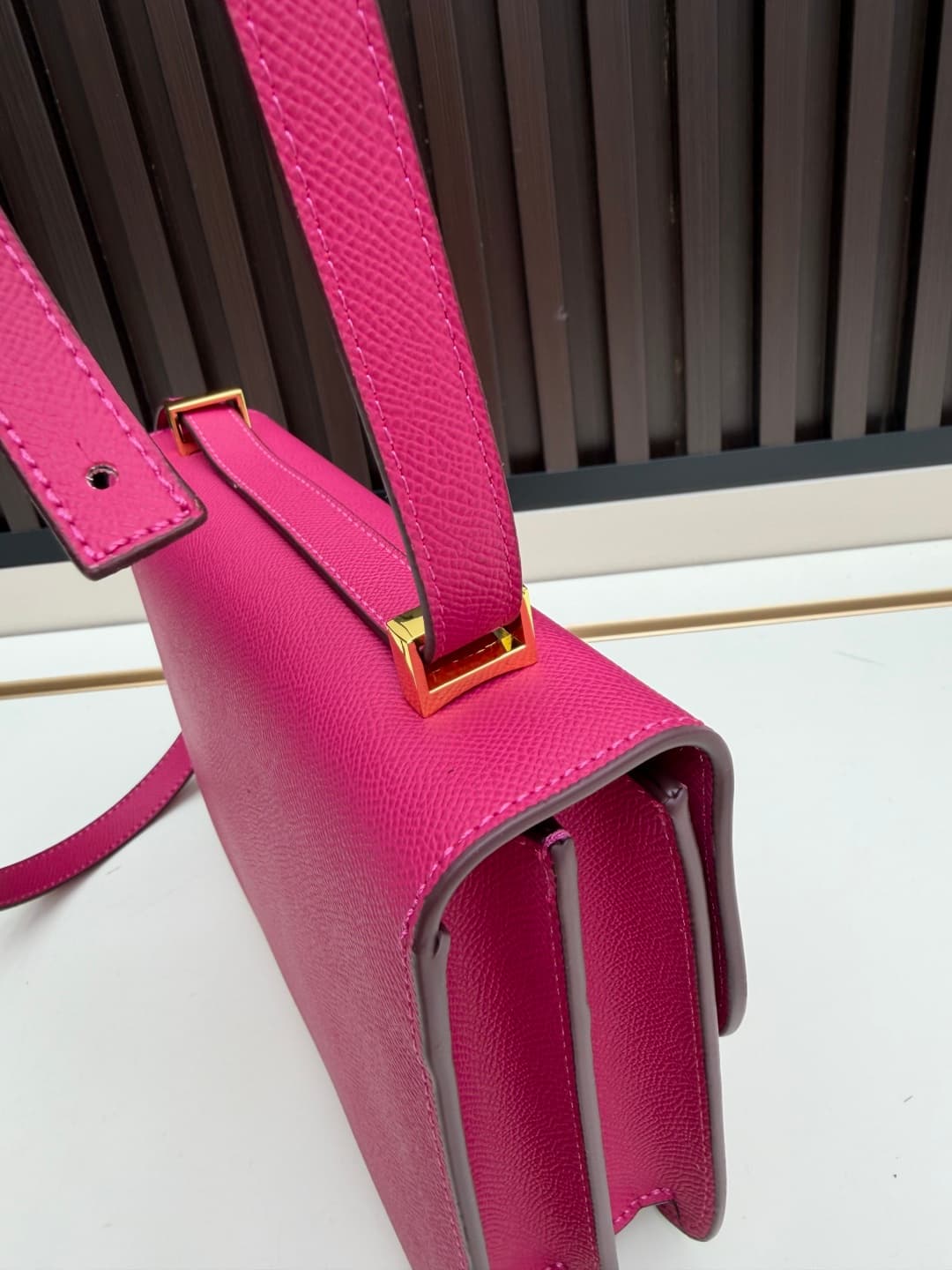 C4768 The flight attendant’s large-sized bag💰 – this Hermès Kangkang bag is simply the perfect “white moonlight” in my mind. The color is extremely gentle; the shape of the bag is elegant. I usually pair it with light-colored clothes: wear it with a coat  — image 6