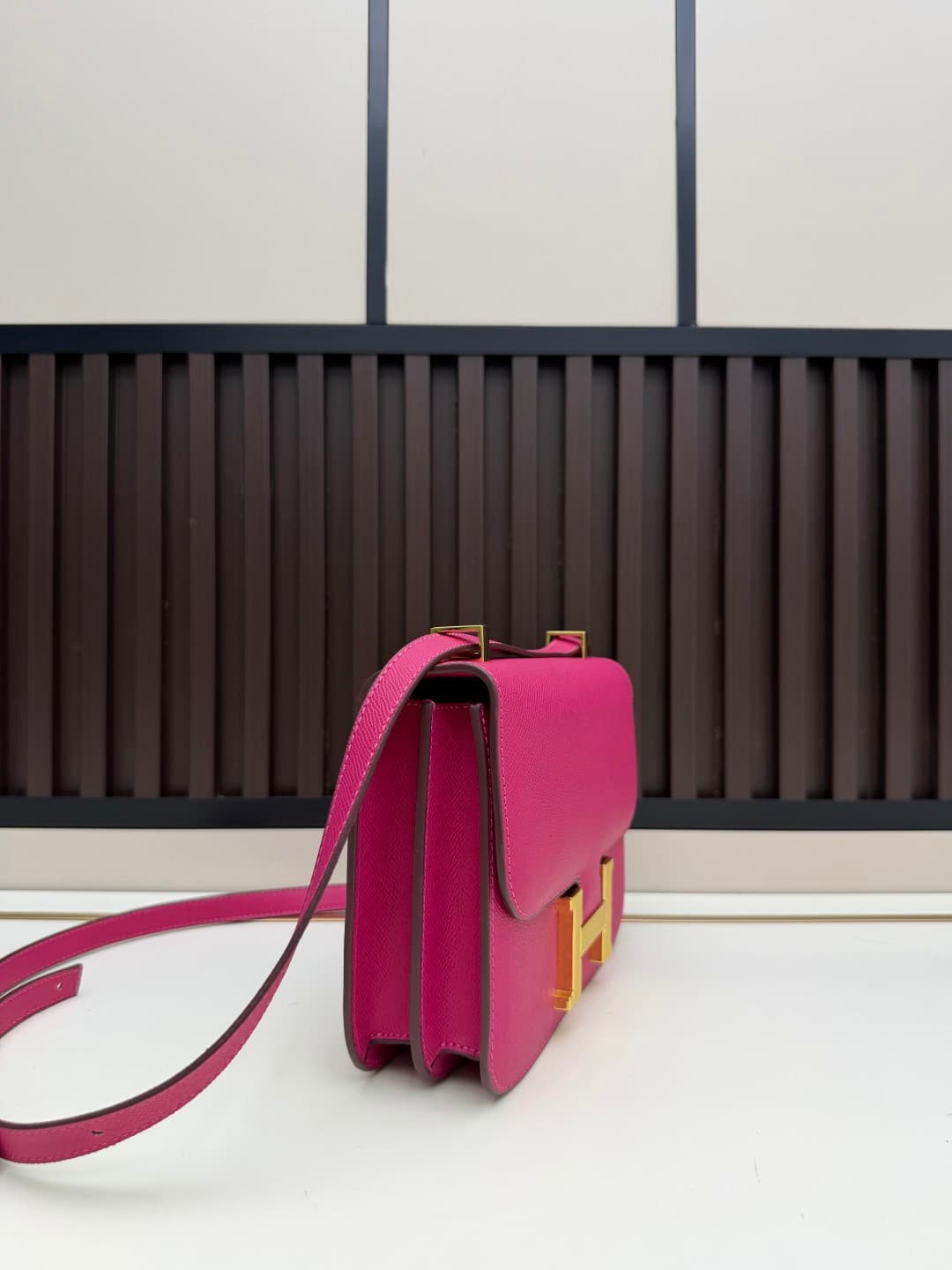 C4768 The flight attendant’s large-sized bag💰 – this Hermès Kangkang bag is simply the perfect “white moonlight” in my mind. The color is extremely gentle; the shape of the bag is elegant. I usually pair it with light-colored clothes: wear it with a coat  — image 2