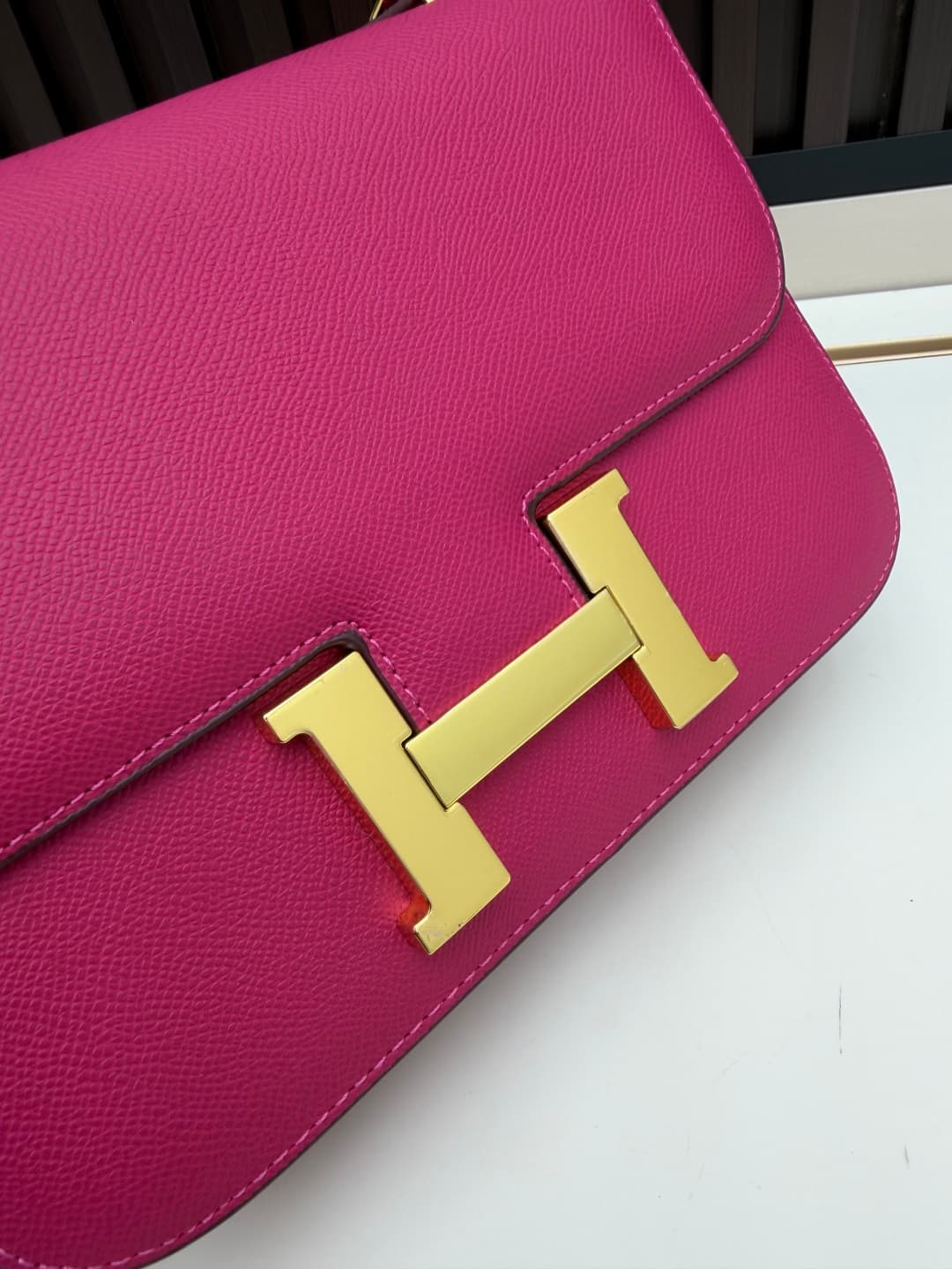 C4768 The flight attendant’s large-sized bag💰 – this Hermès Kangkang bag is simply the perfect “white moonlight” in my mind. The color is extremely gentle; the shape of the bag is elegant. I usually pair it with light-colored clothes: wear it with a coat  — image 4