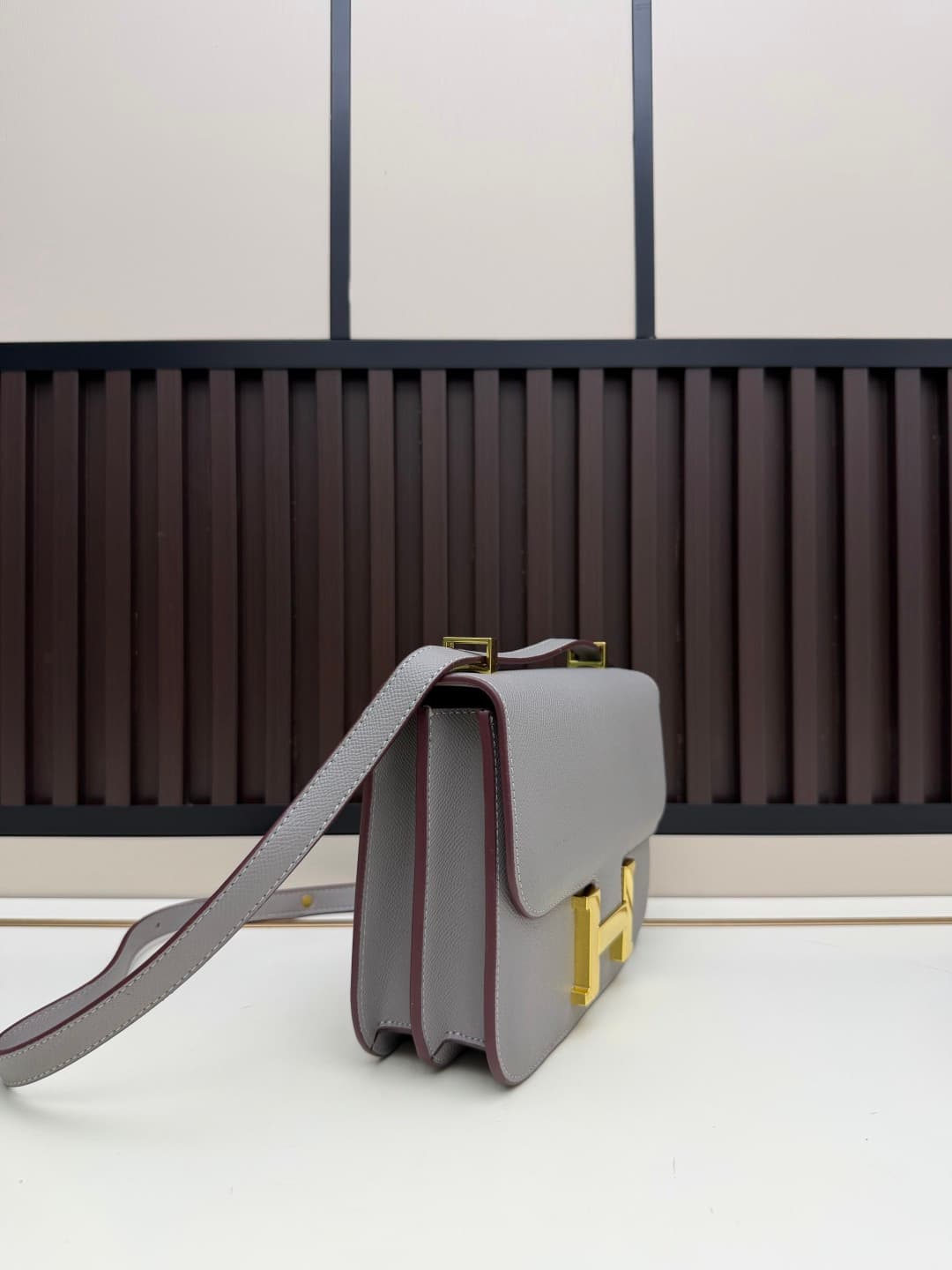 C4765 The flight attendant’s large-sized bag💰 – this Hermès Kangkang bag is simply the perfect accessory. Its color is extremely delicate and elegant. The shape of the bag suits a refined style. I usually wear it with light-colored clothes: in winter, I w — image 2