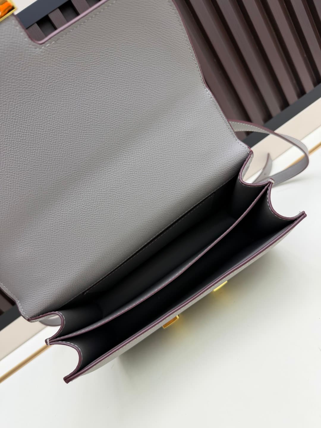 C4765 The flight attendant’s large-sized bag💰 – this Hermès Kangkang bag is simply the perfect accessory. Its color is extremely delicate and elegant. The shape of the bag suits a refined style. I usually wear it with light-colored clothes: in winter, I w — image 7