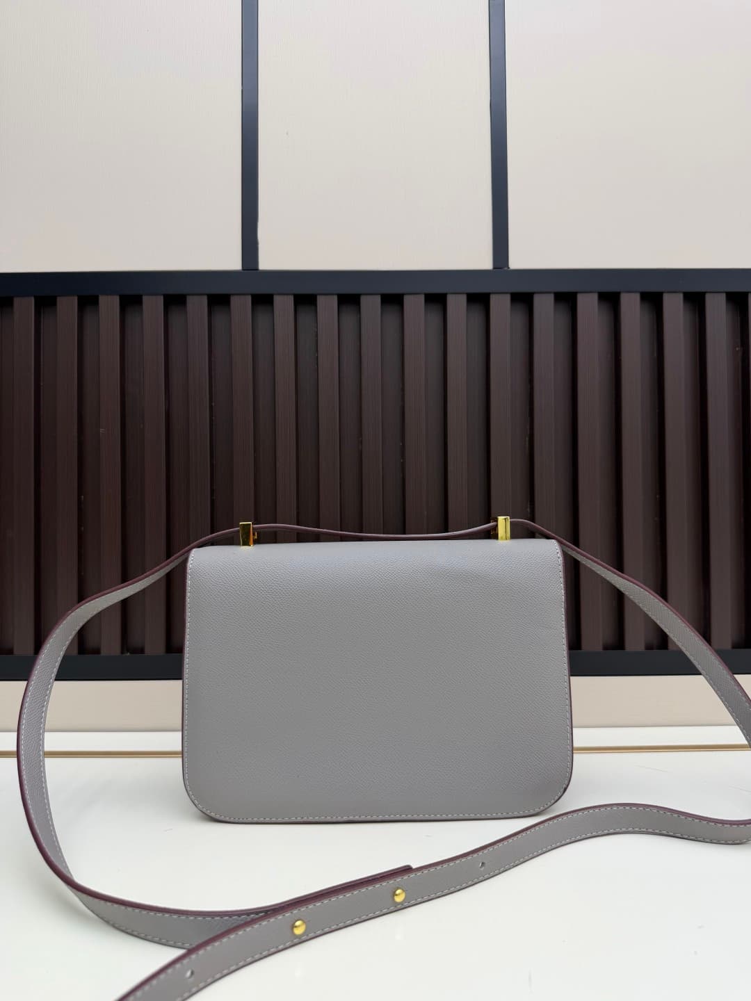 C4765 The flight attendant’s large-sized bag💰 – this Hermès Kangkang bag is simply the perfect accessory. Its color is extremely delicate and elegant. The shape of the bag suits a refined style. I usually wear it with light-colored clothes: in winter, I w — image 3