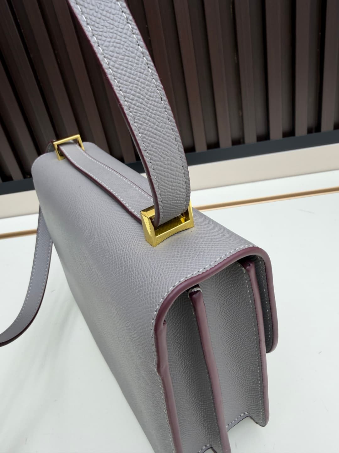 C4765 The flight attendant’s large-sized bag💰 – this Hermès Kangkang bag is simply the perfect accessory. Its color is extremely delicate and elegant. The shape of the bag suits a refined style. I usually wear it with light-colored clothes: in winter, I w — image 6